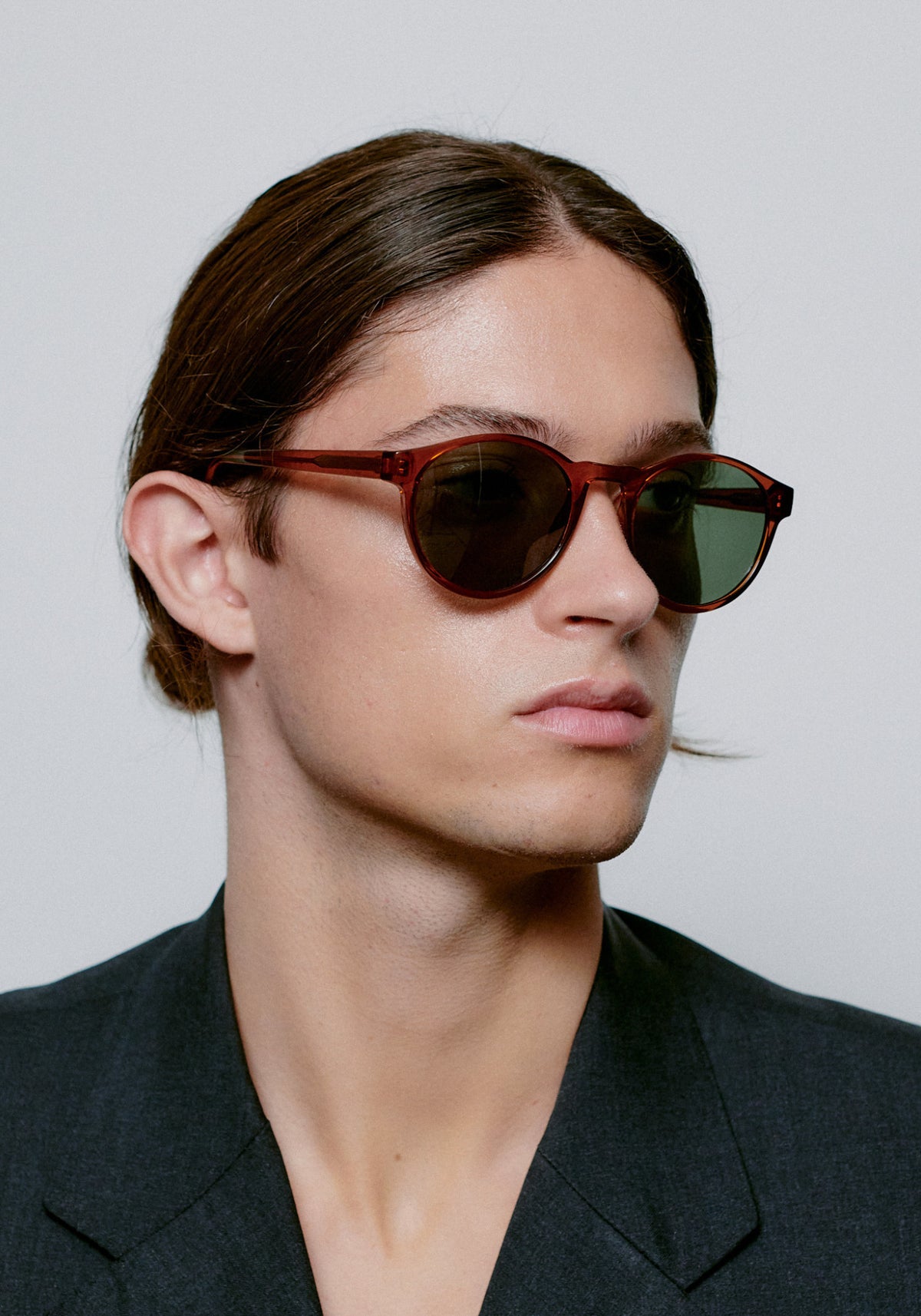 L'homme porte les lunettes de soleil Marvin brown transparent de chez A.Kjaerbede