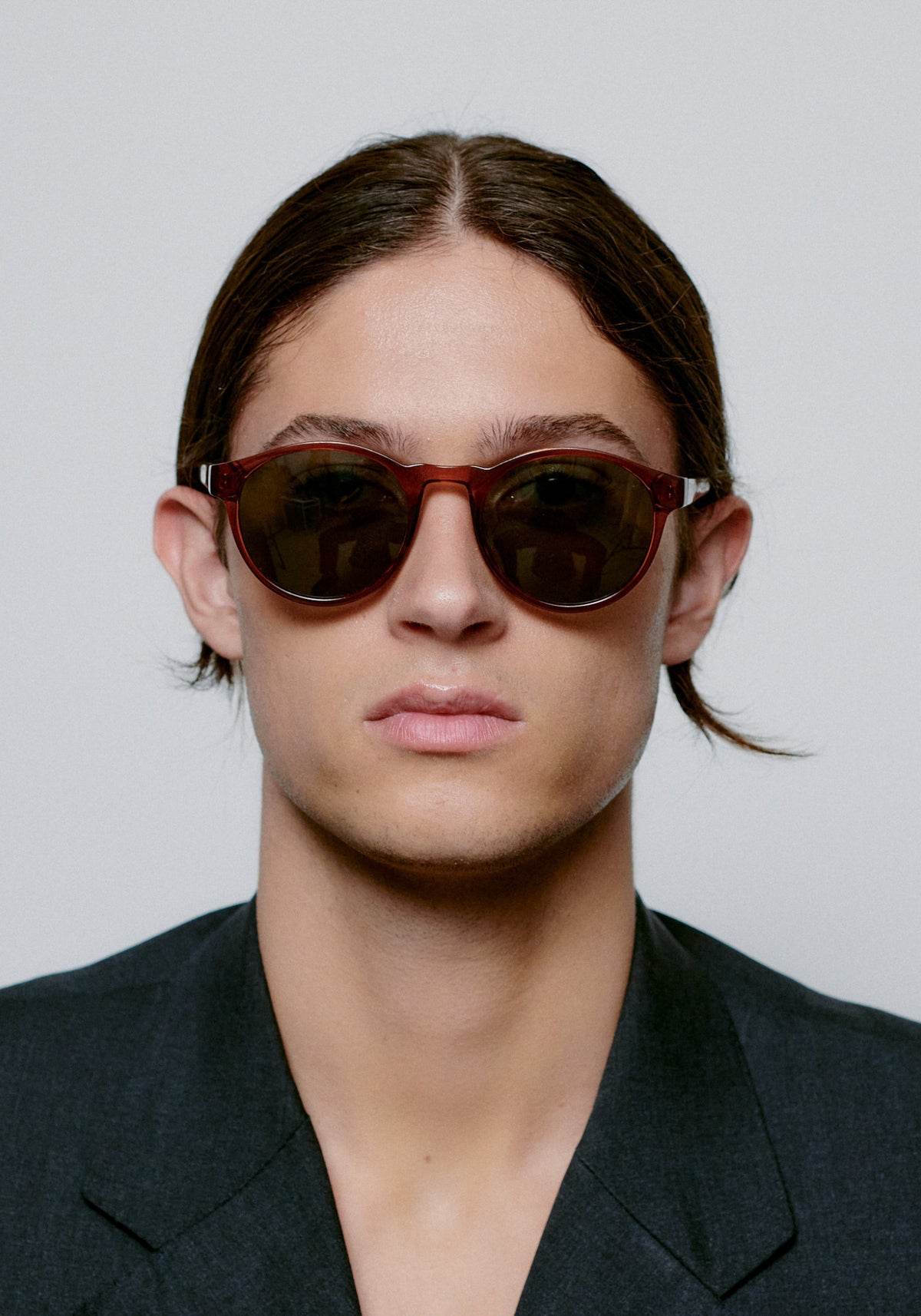 L'homme porte les lunettes de soleil Marvin brown transparent de chez A.Kjaerbede