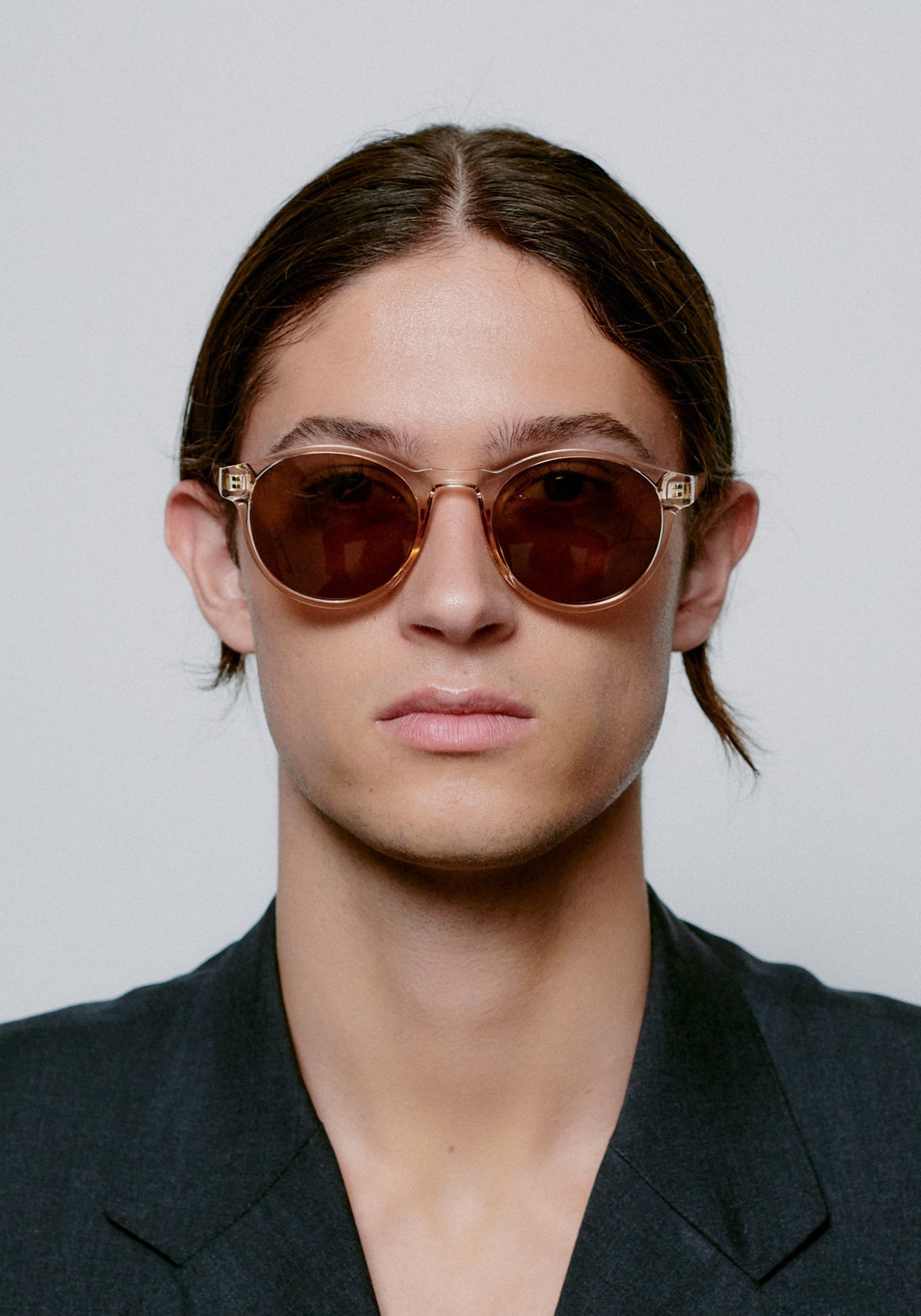 L'homme porte les lunettes de soleil Marvin champagne de chez A.Kjaerbede
