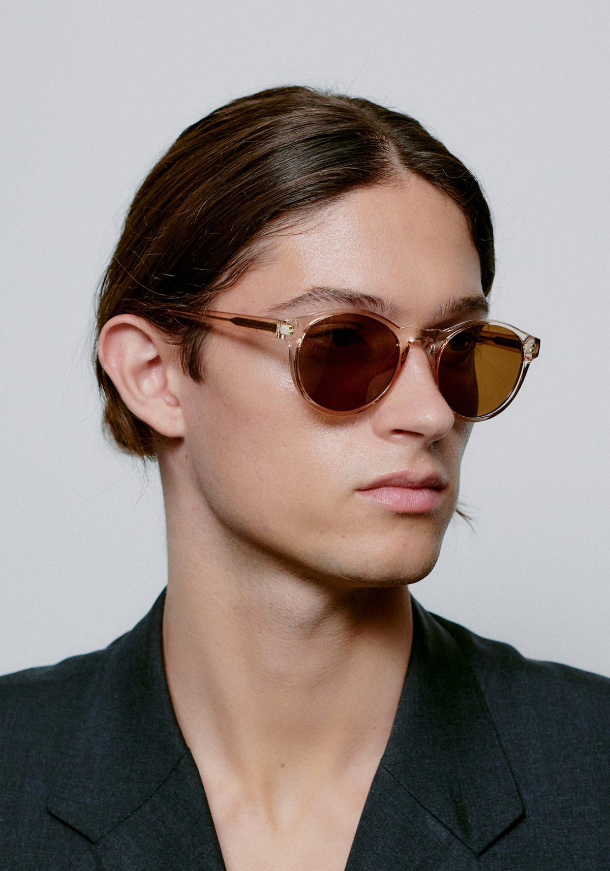 L'homme porte les lunettes de soleil Marvin champagne de chez A.Kjaerbede