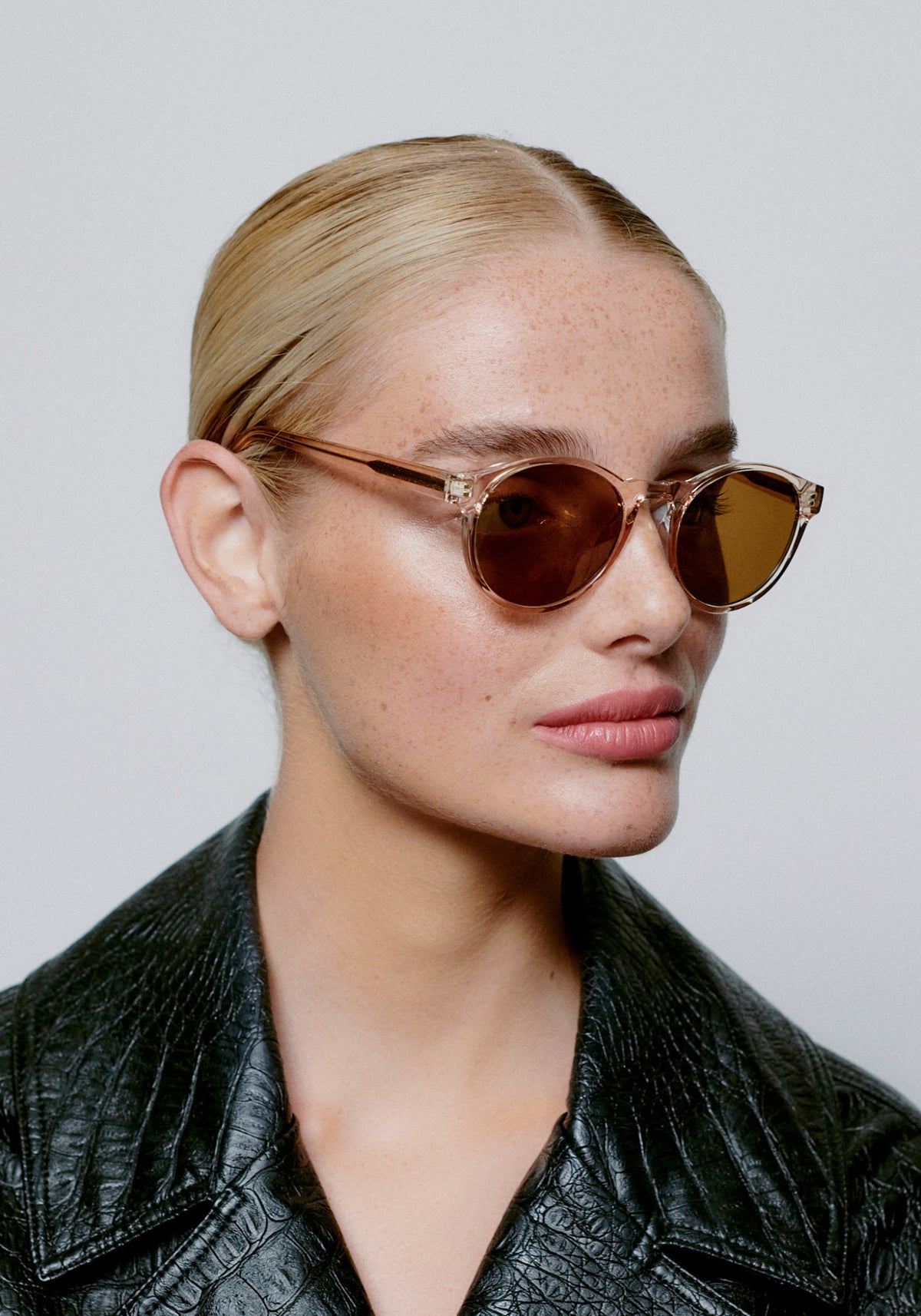 La femme porte les lunettes de soleil Marvin champagne de chez A.Kjaerbede