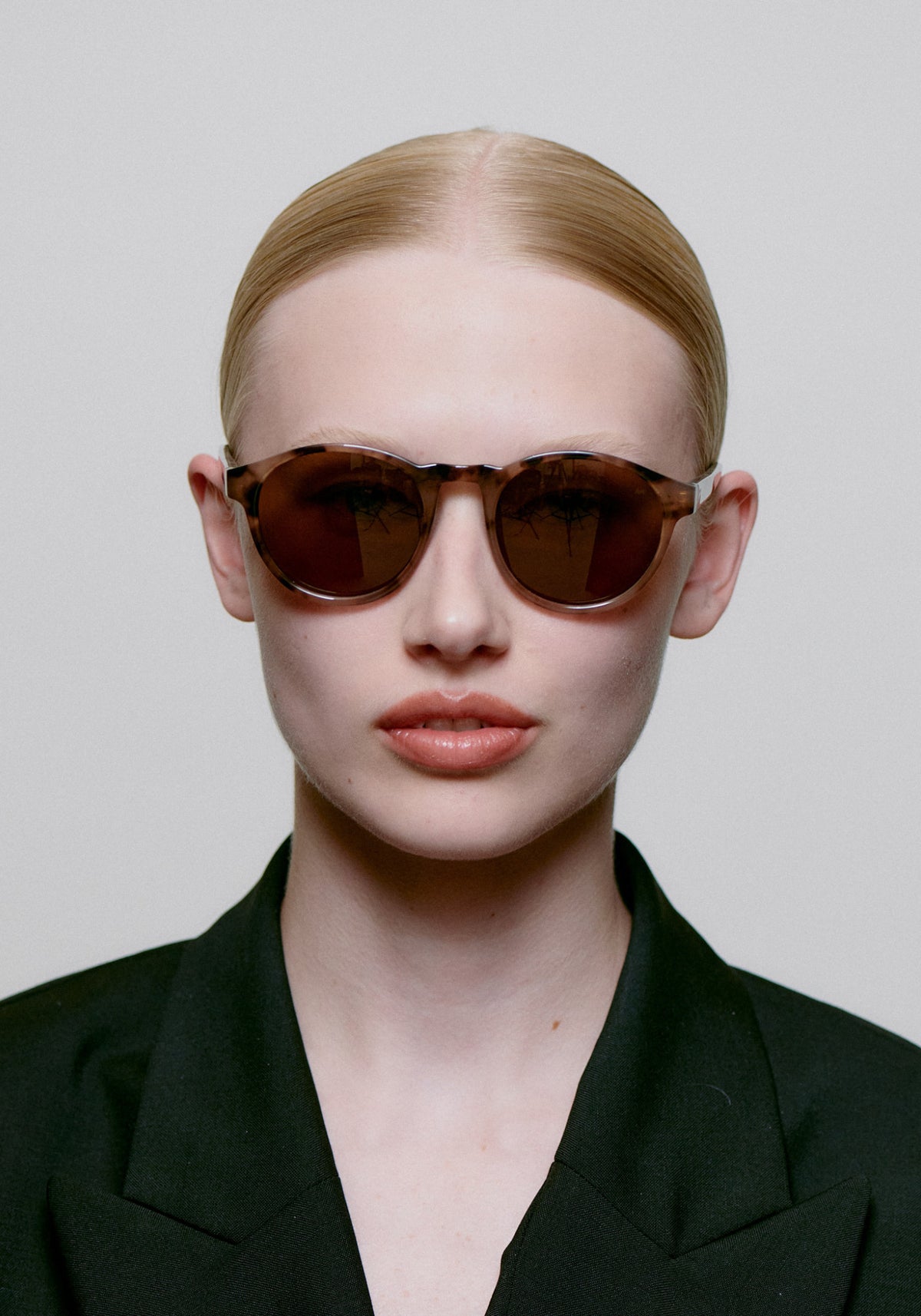 La femme porte les lunettes de soleil Marvin coquina de chez A.Kjaerbede