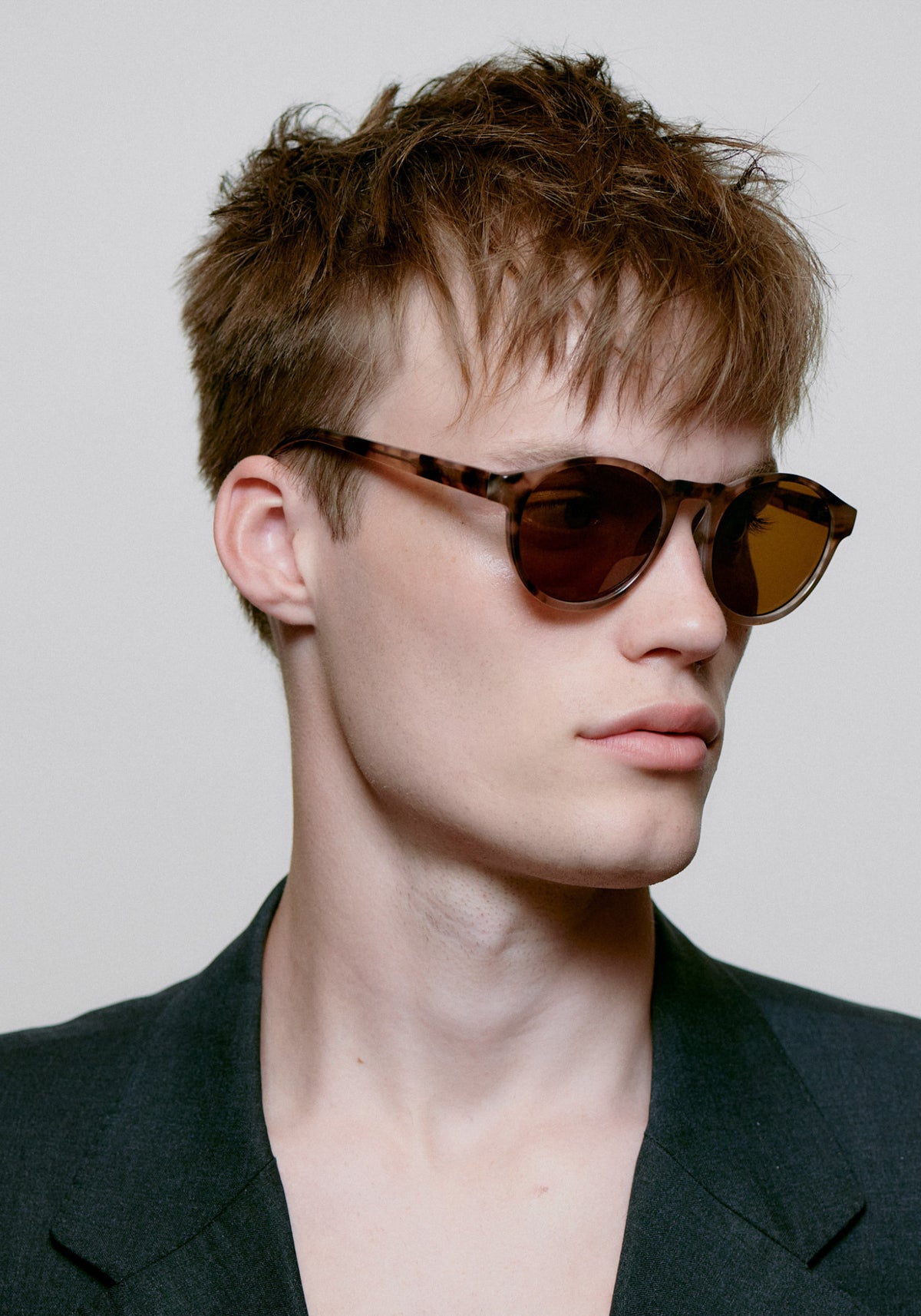 L'homme porte les lunettes de soleil Marvin coquina de chez A.Kjaerbede