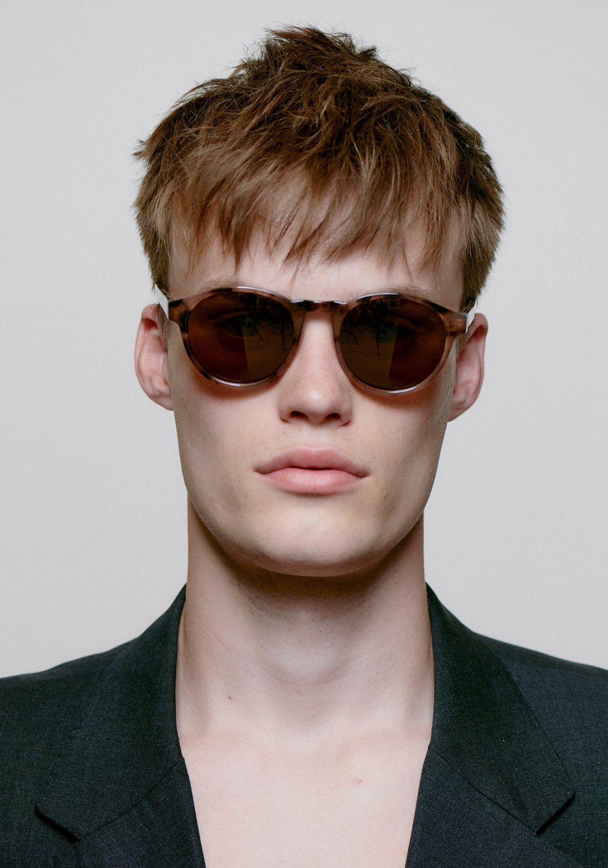 L'homme porte les lunettes de soleil Marvin coquina de chez A.Kjaerbede