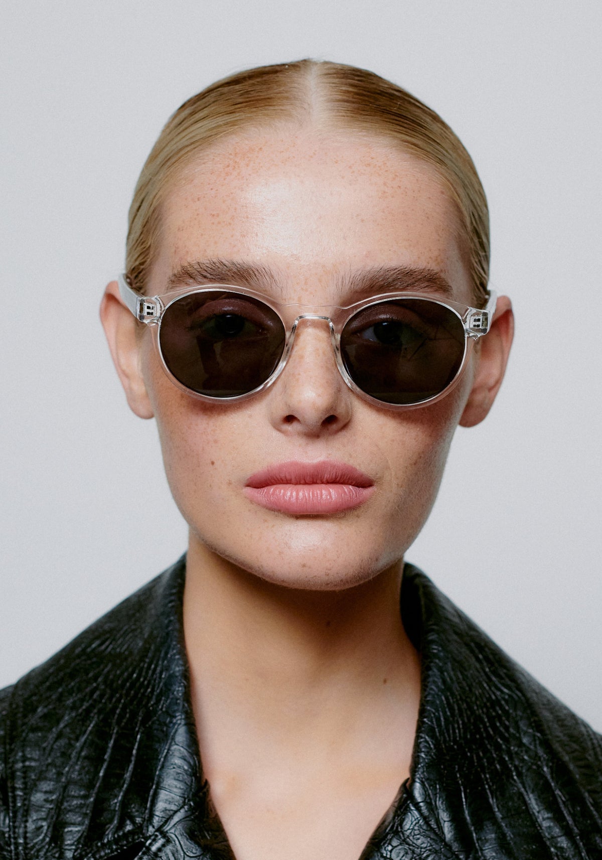 La femme porte les lunettes de soleil Marvin crystal de chez A.Kjaerbede