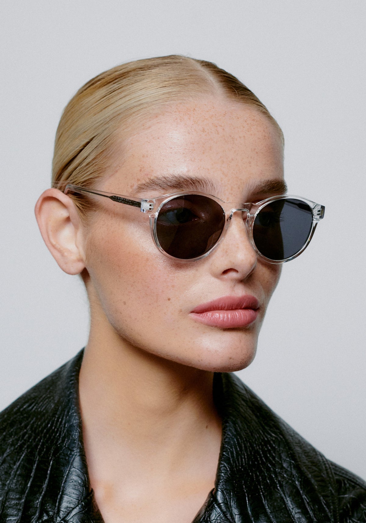 La femme porte les lunettes de soleil Marvin crystal de chez A.Kjaerbede