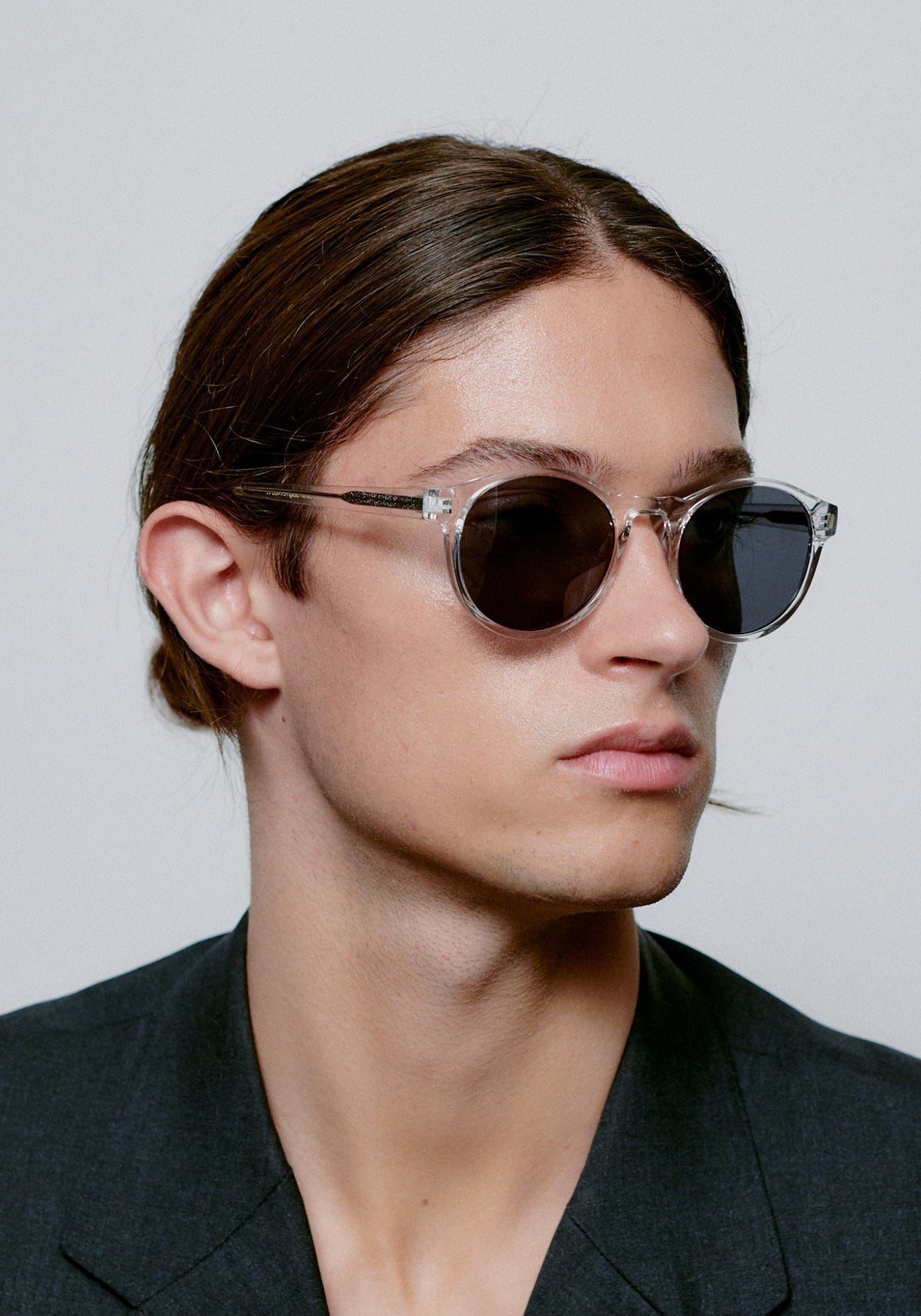 L'homme porte les lunettes de soleil Marvin crystal de chez A.Kjaerbede