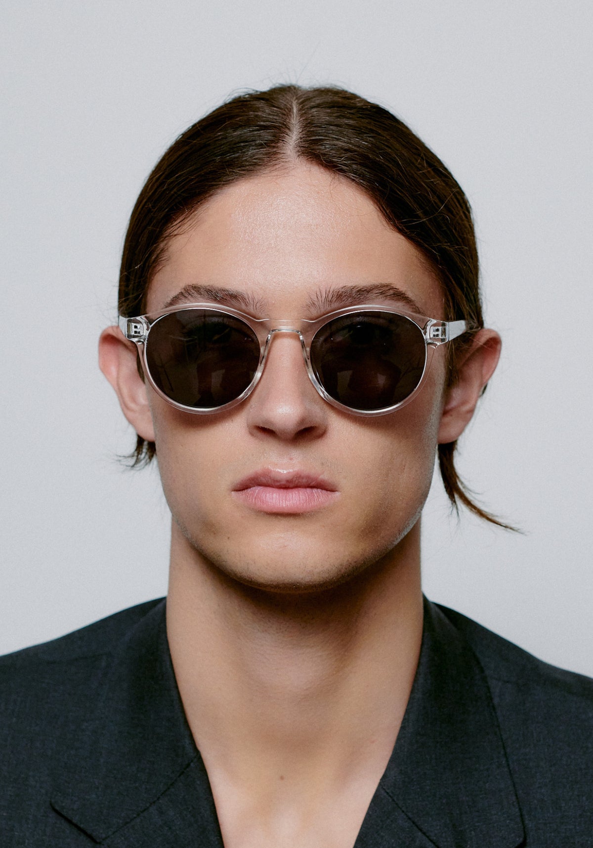 L'homme porte les lunettes de soleil Marvin crystal de chez A.Kjaerbede