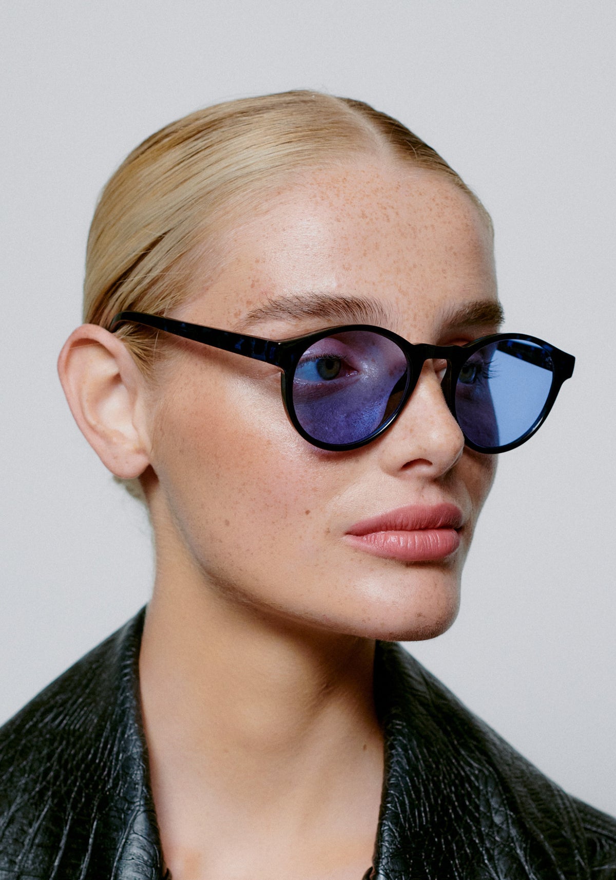 La femme porte les lunettes de soleil Marvin demi blue de chez A.Kjaerbede