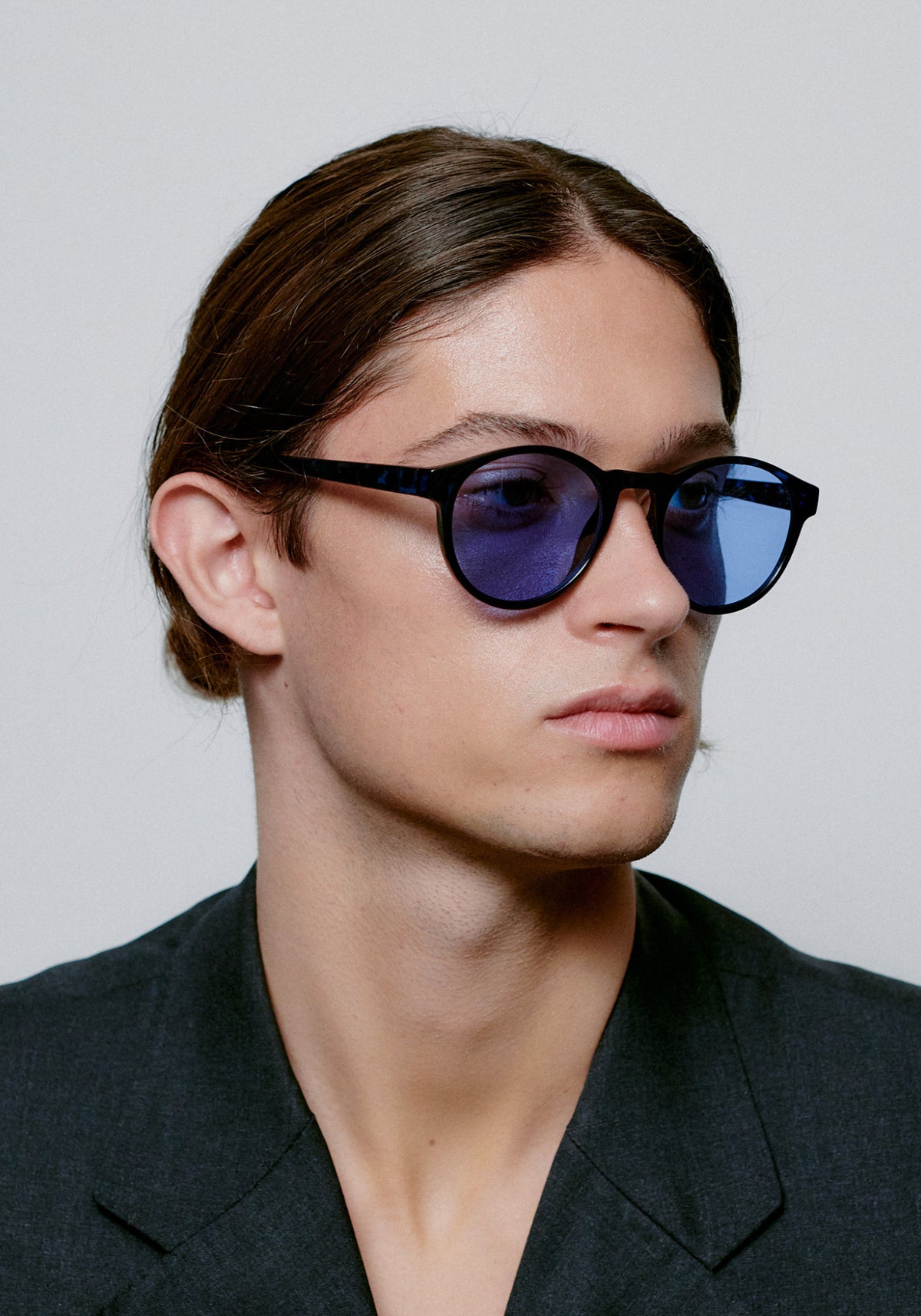 L'homme porte les lunettes de soleil Marvin demi blue de chez A.Kjaerbede