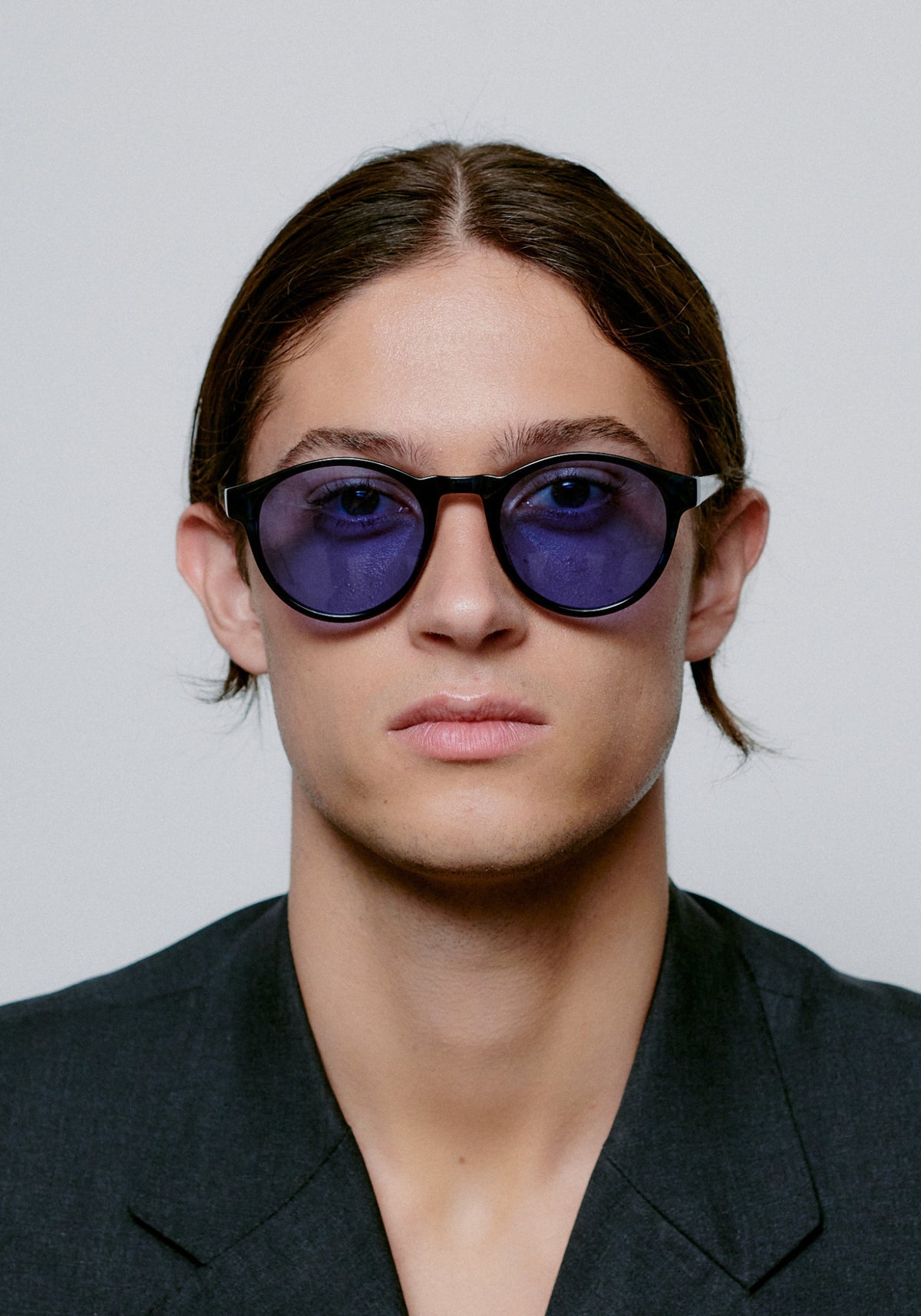 L'homme porte les lunettes de soleil Marvin demi blue de chez A.Kjaerbede
