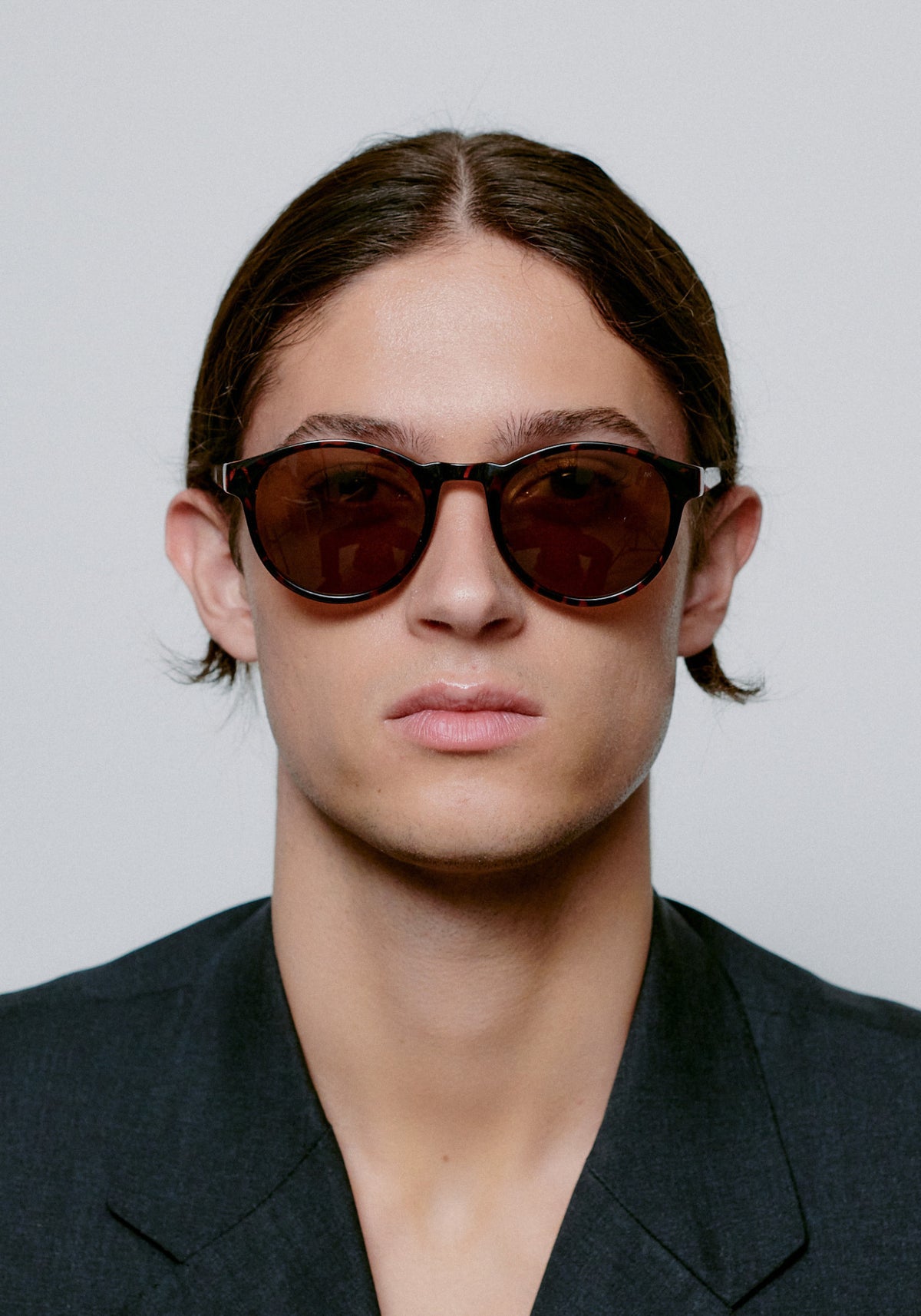 L'homme porte les lunettes de soleil Marvin demi tortoise de chez A.Kjaerbede