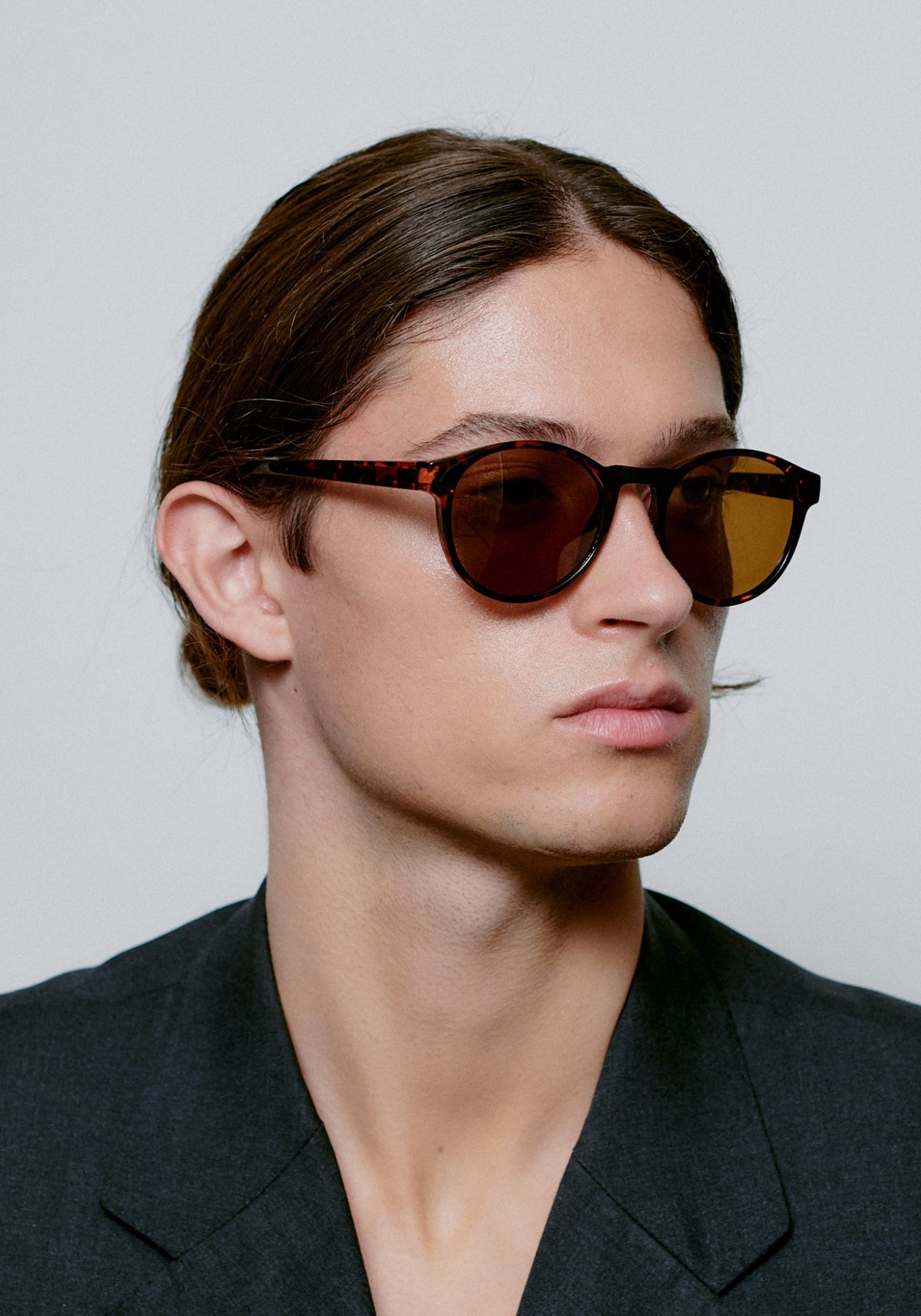 L'homme porte les lunettes de soleil Marvin demi tortoise de chez A.Kjaerbede