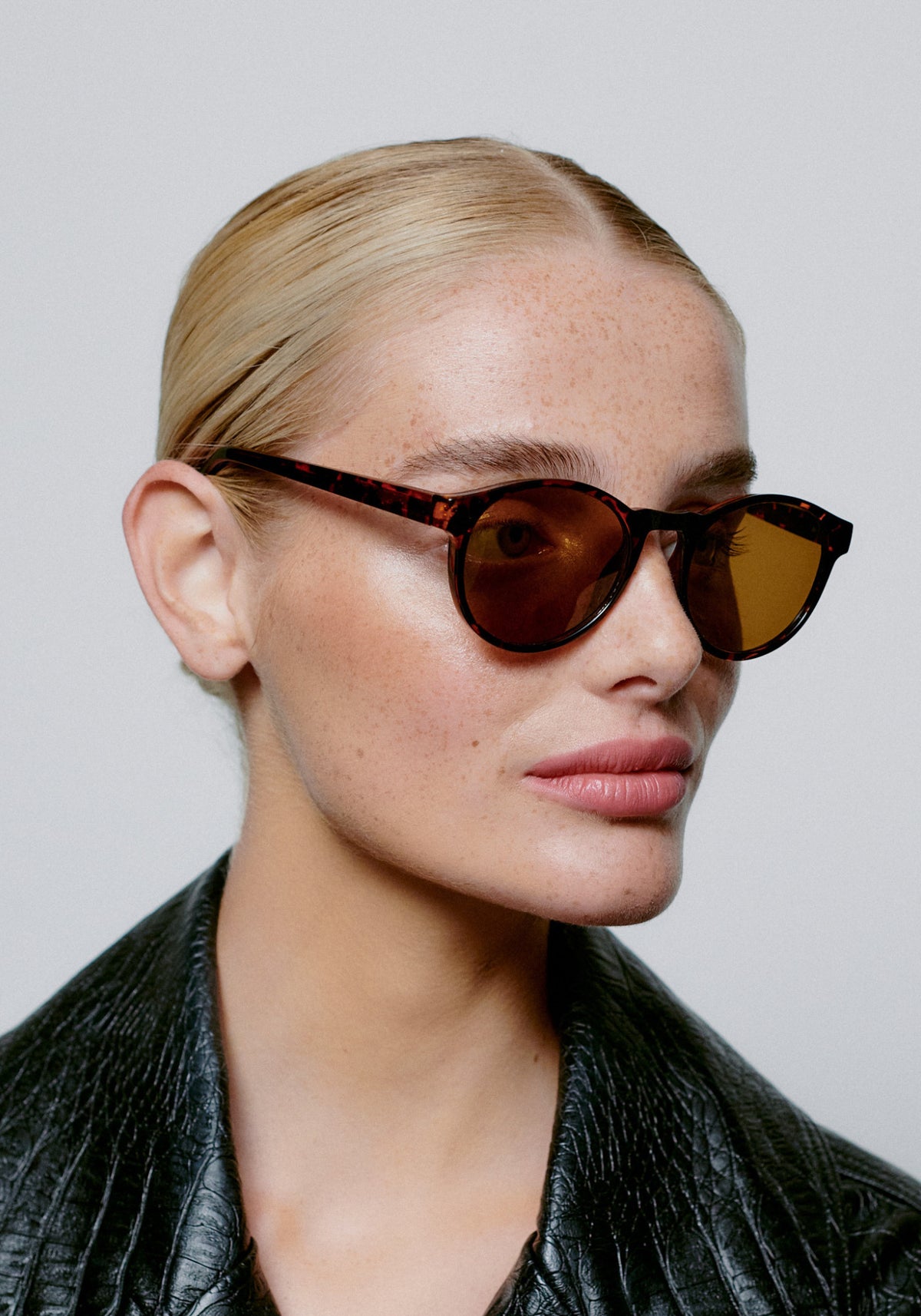 La femme porte les lunettes de soleil Marvin demi tortoise de chez A.Kjaerbede