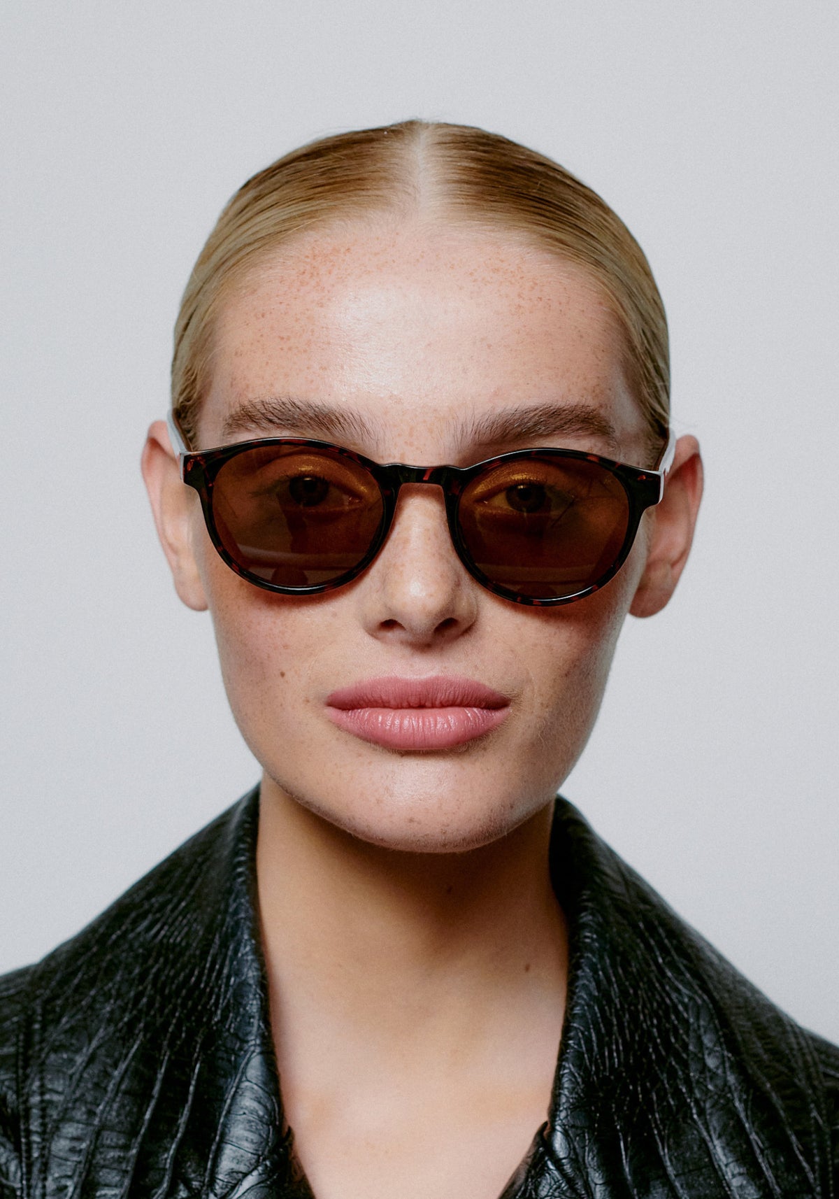 La femme porte les lunettes de soleil Marvin demi tortoise de chez A.Kjaerbede