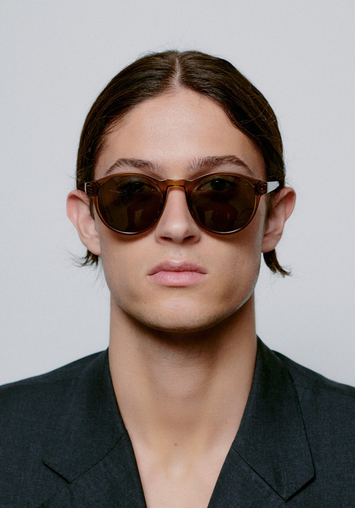 L'homme porte les lunettes de soleil Marvin smoke transparent de chez A.Kjaerbede
