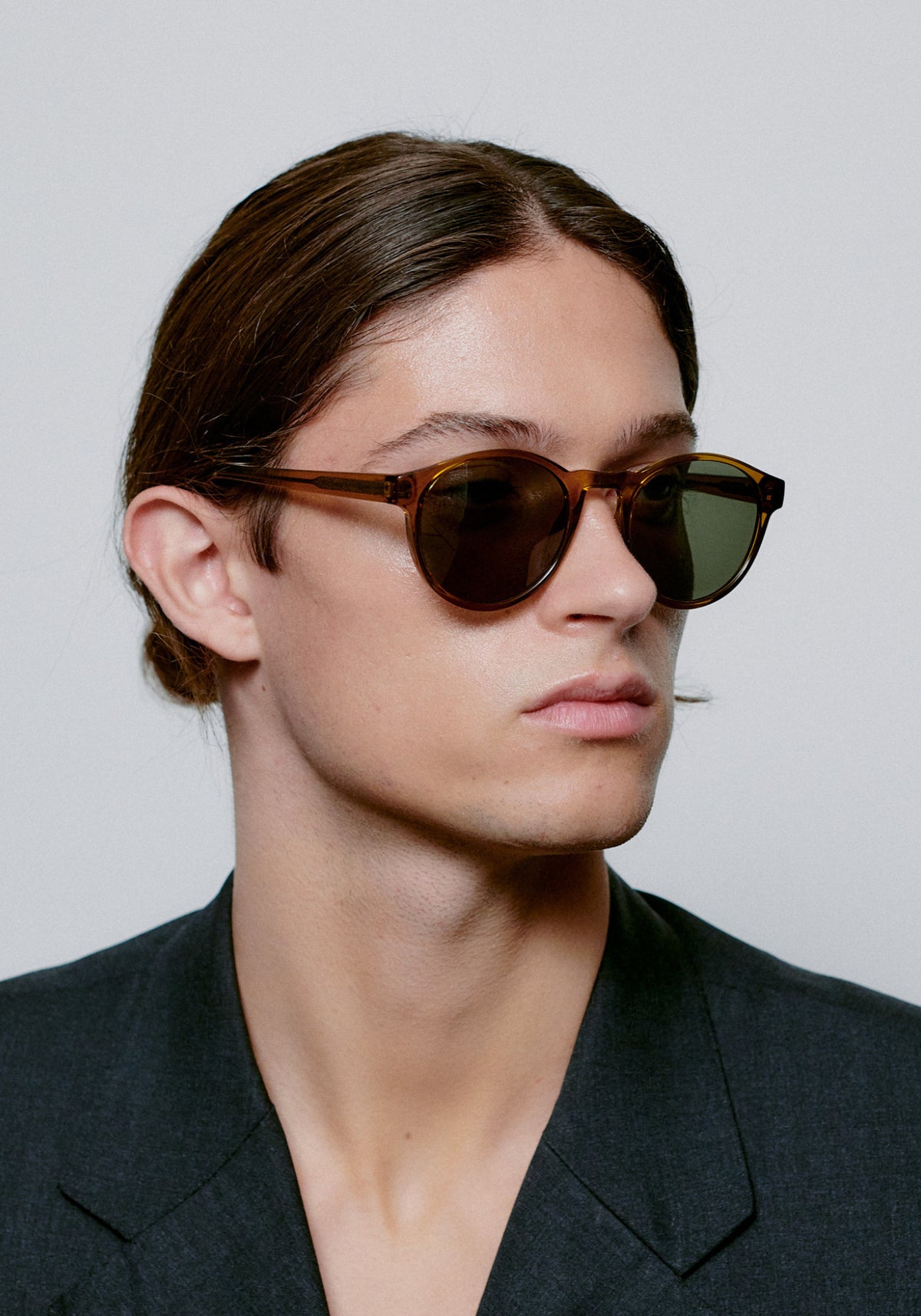 L'homme porte les lunettes de soleil Marvin smoke transparent de chez A.Kjaerbede