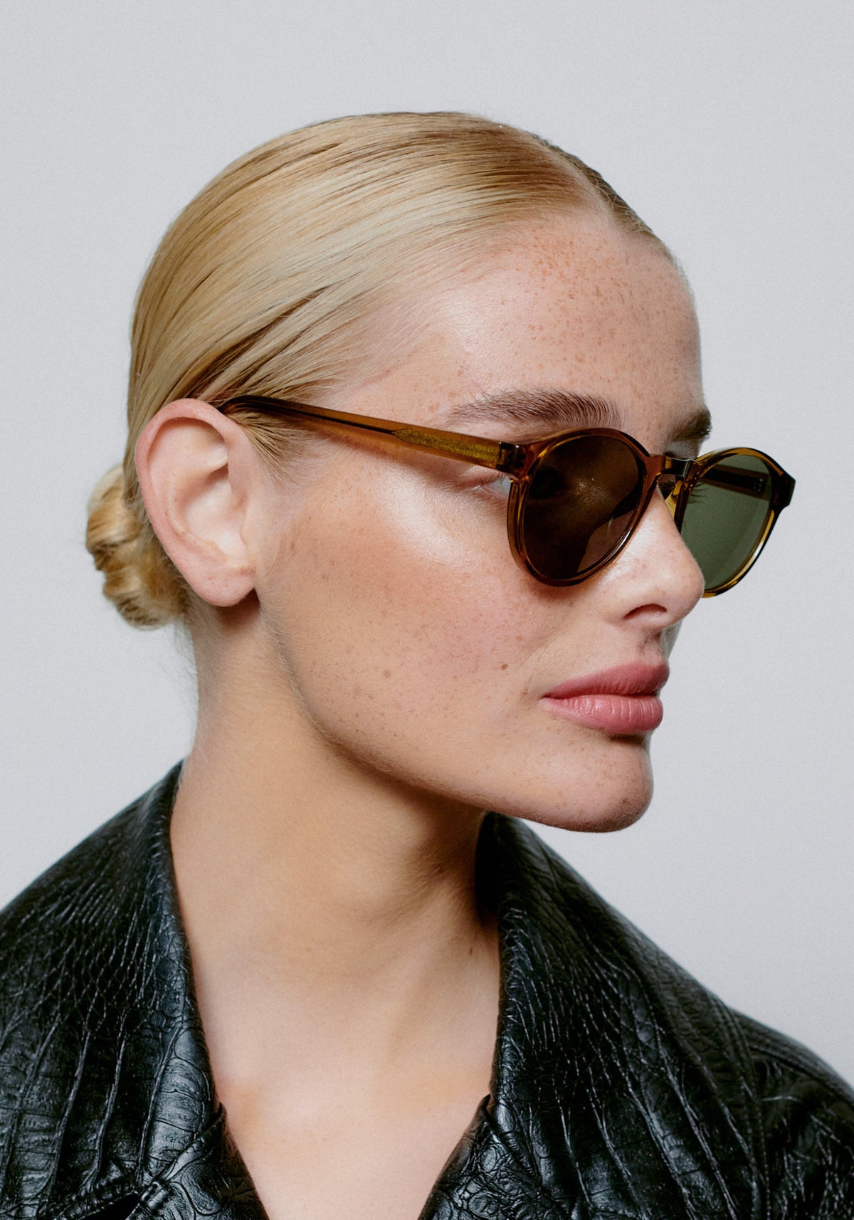 La femme porte les lunettes de soleil Marvin smoke transparent de chez A.Kjaerbede