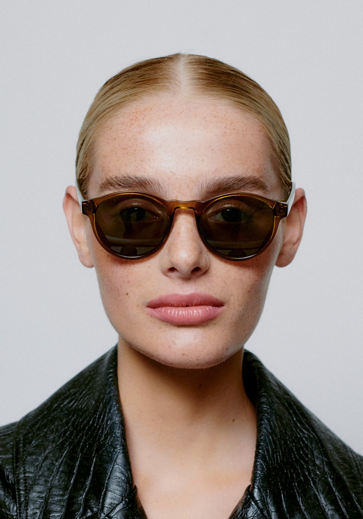 La femme porte les lunettes de soleil Marvin smoke transparent de chez A.Kjaerbede