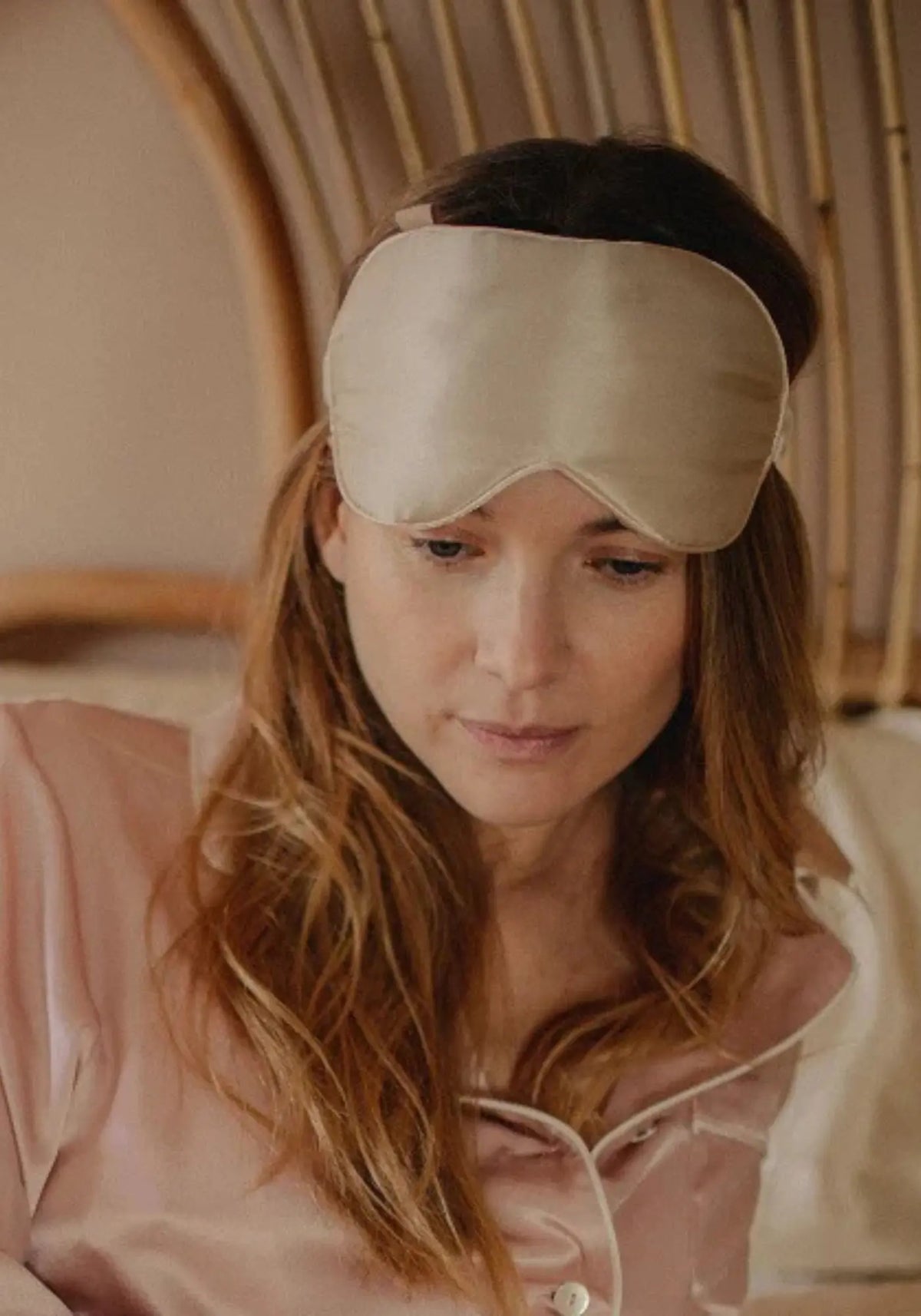 Le masque de nuit en soie champagne de chez Emily's Pillow