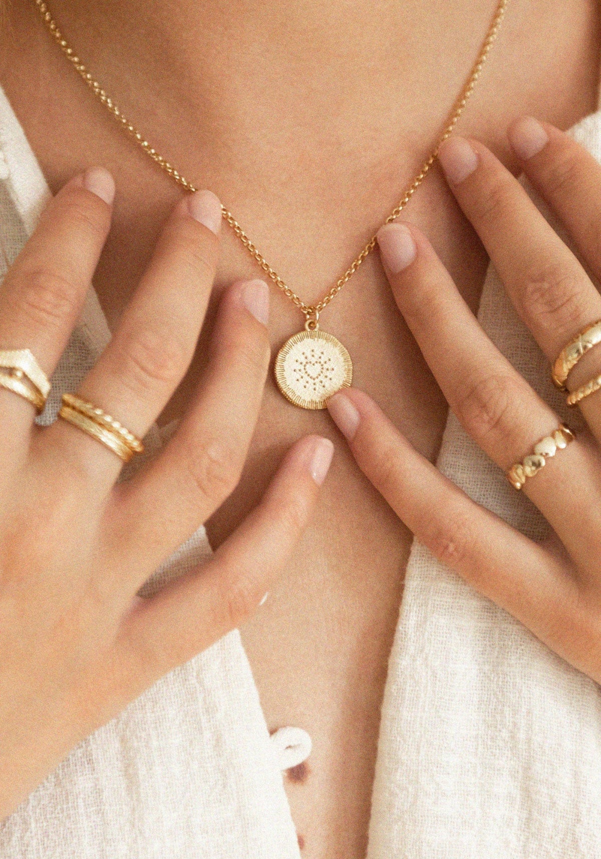 Zoom sur la femme qui porte la médaille Amante de chez Bacci Paris