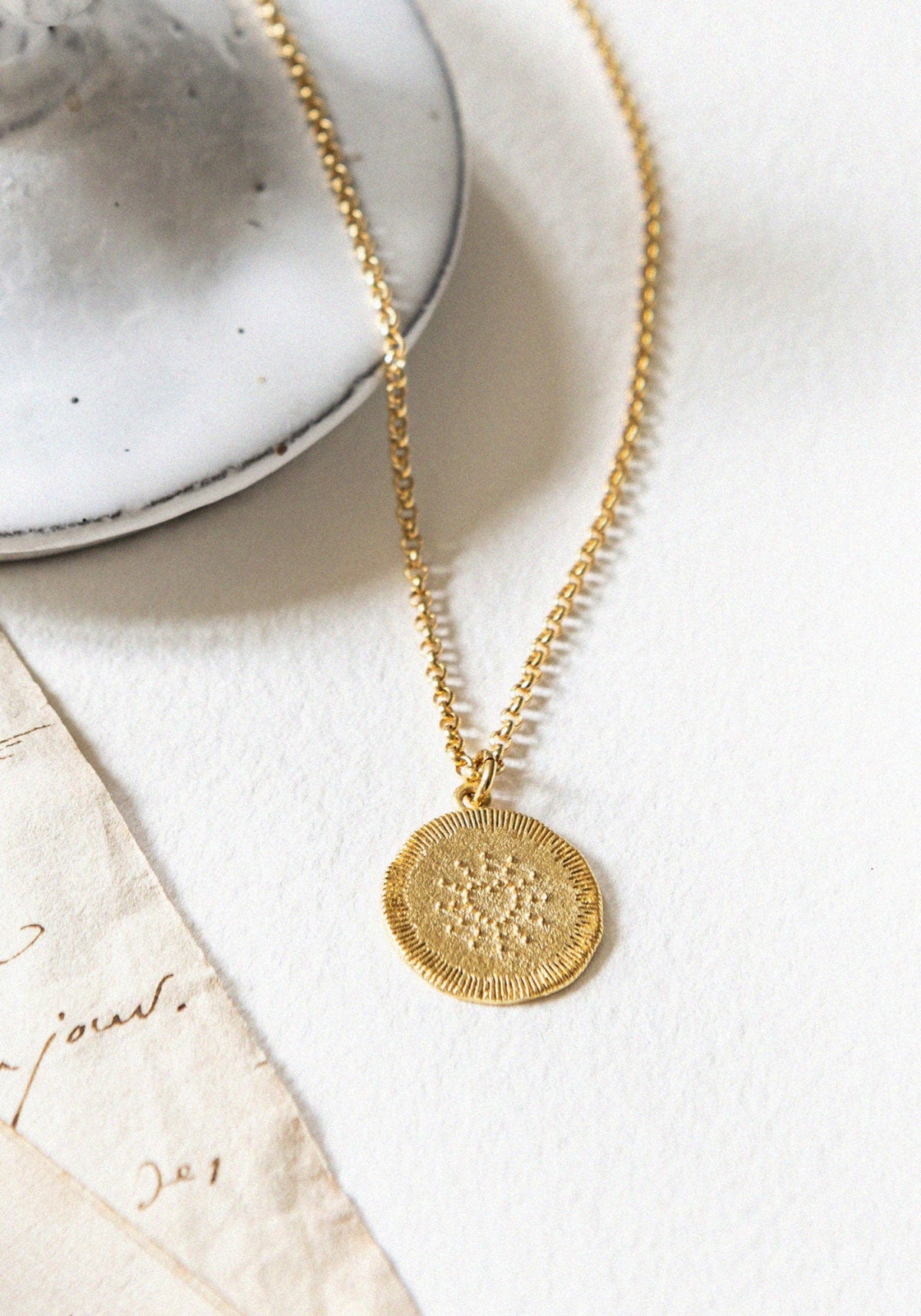 Zoom sur la médaille pour femme Amante de chez Bacci Paris 