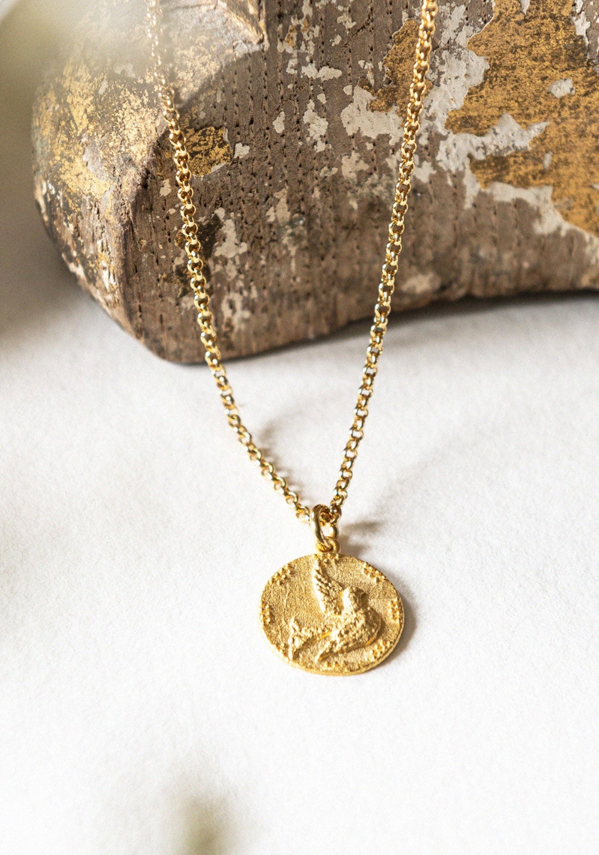Zoom sur la médaille pour femme Gratia de chez Bacci Paris