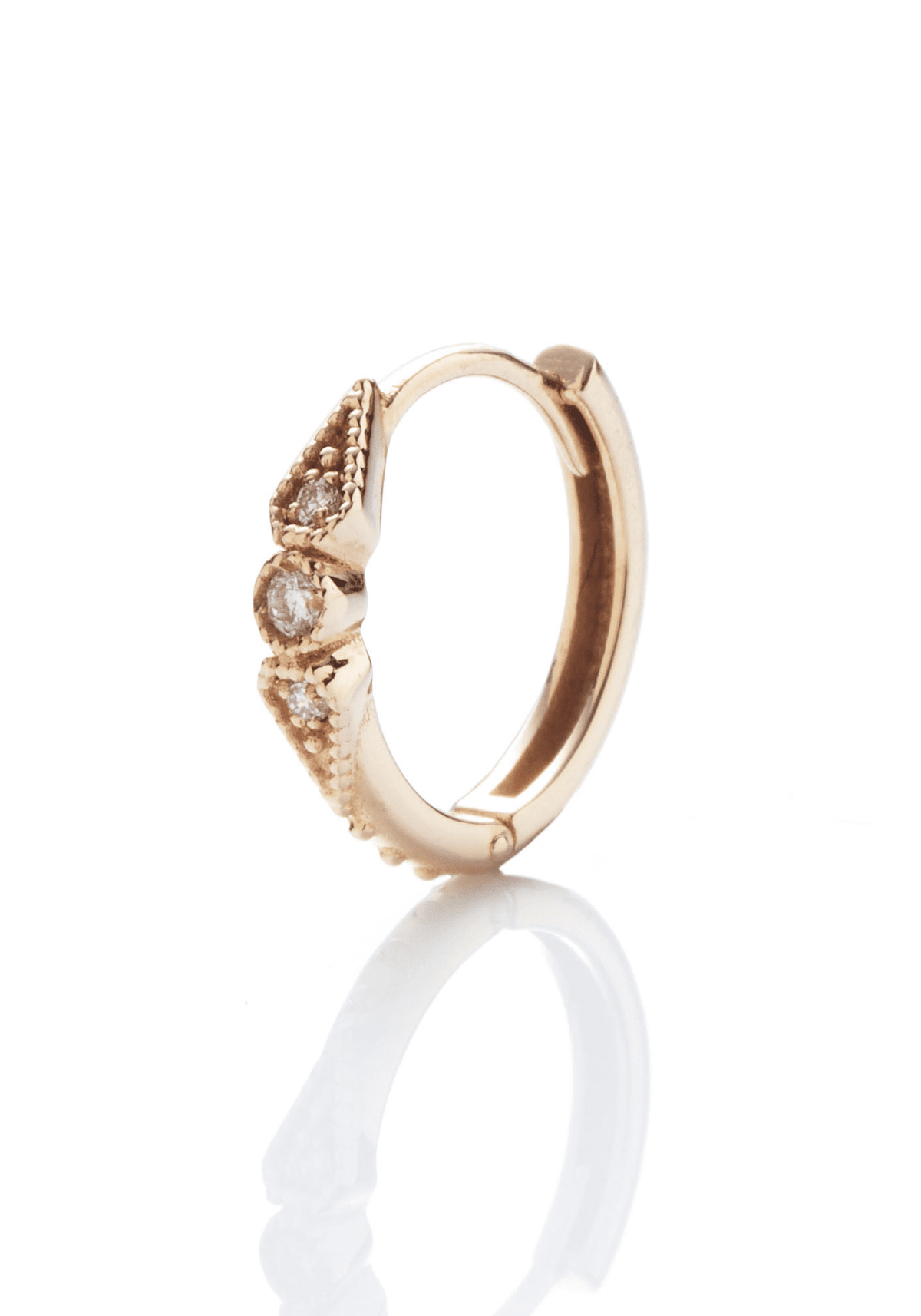 Zoom sur la mini créole 3 diamants Stella en or jaune pour femme de chez Angèle Brousse
