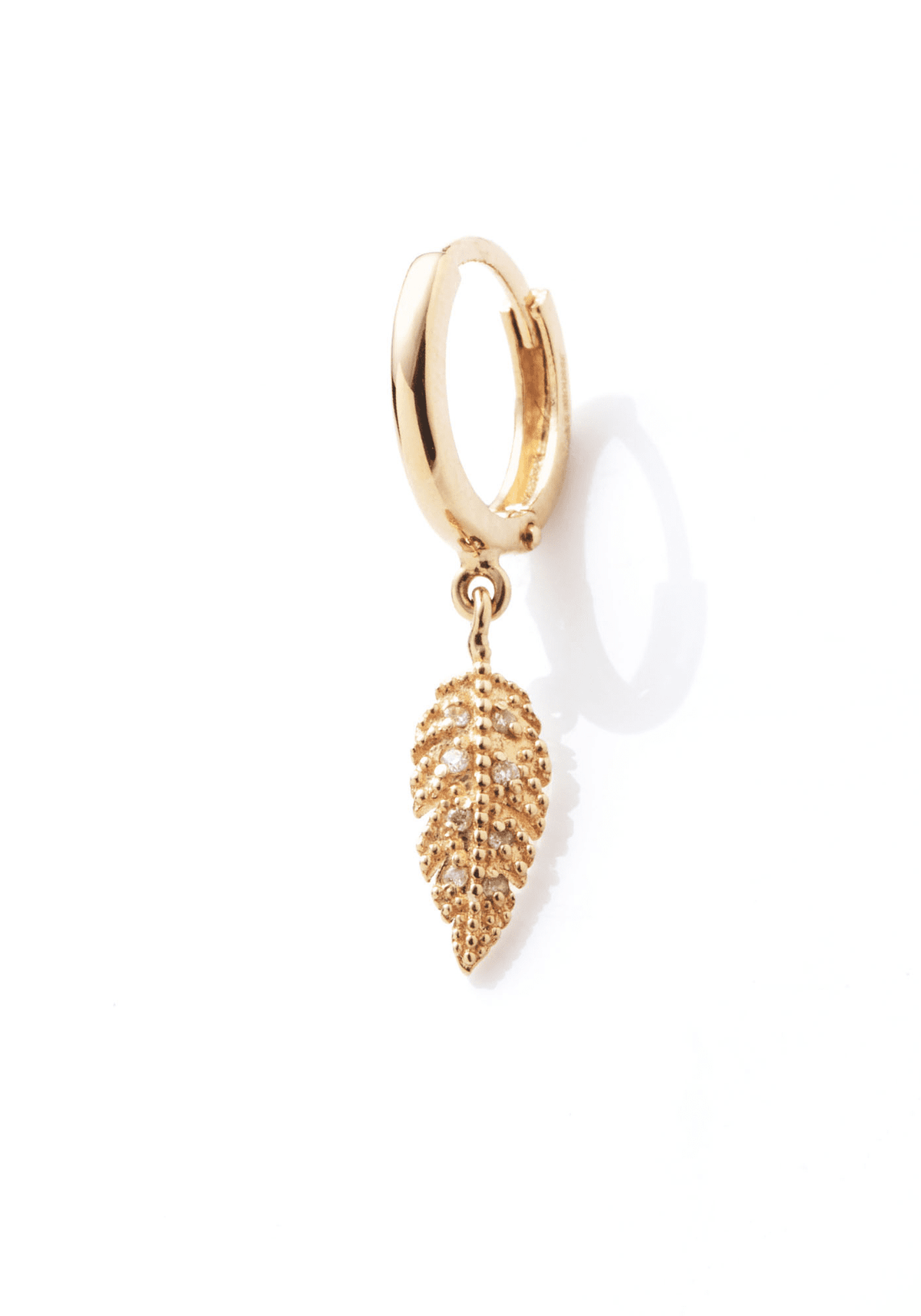 Zoom sur la mini créole Plume diamants Suki en or jaune pour femme de chez Angèle Brousse