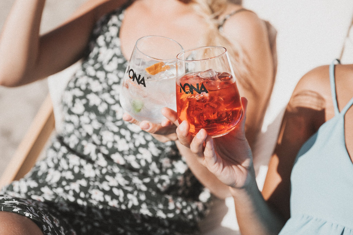 nona-drinks-gin-sans-alcool