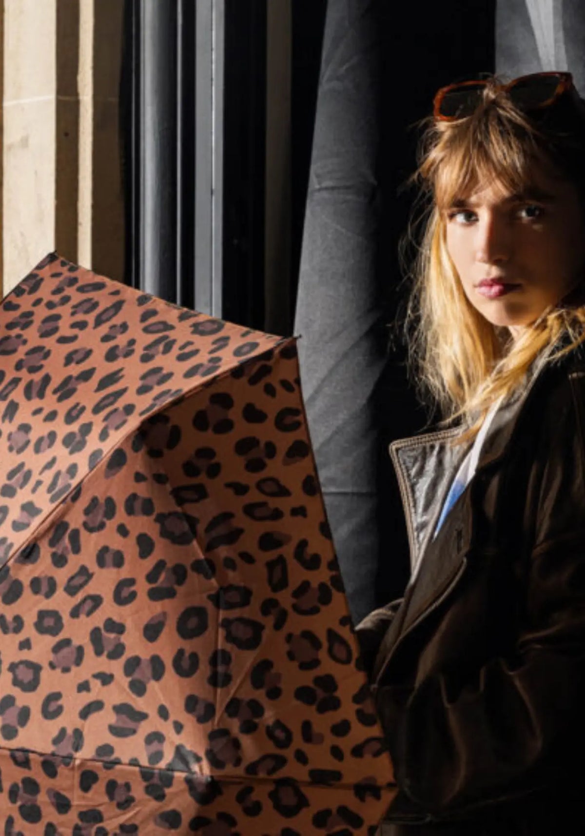 La femme porte le Parapluie Aimé Léopard de chez Anatole
