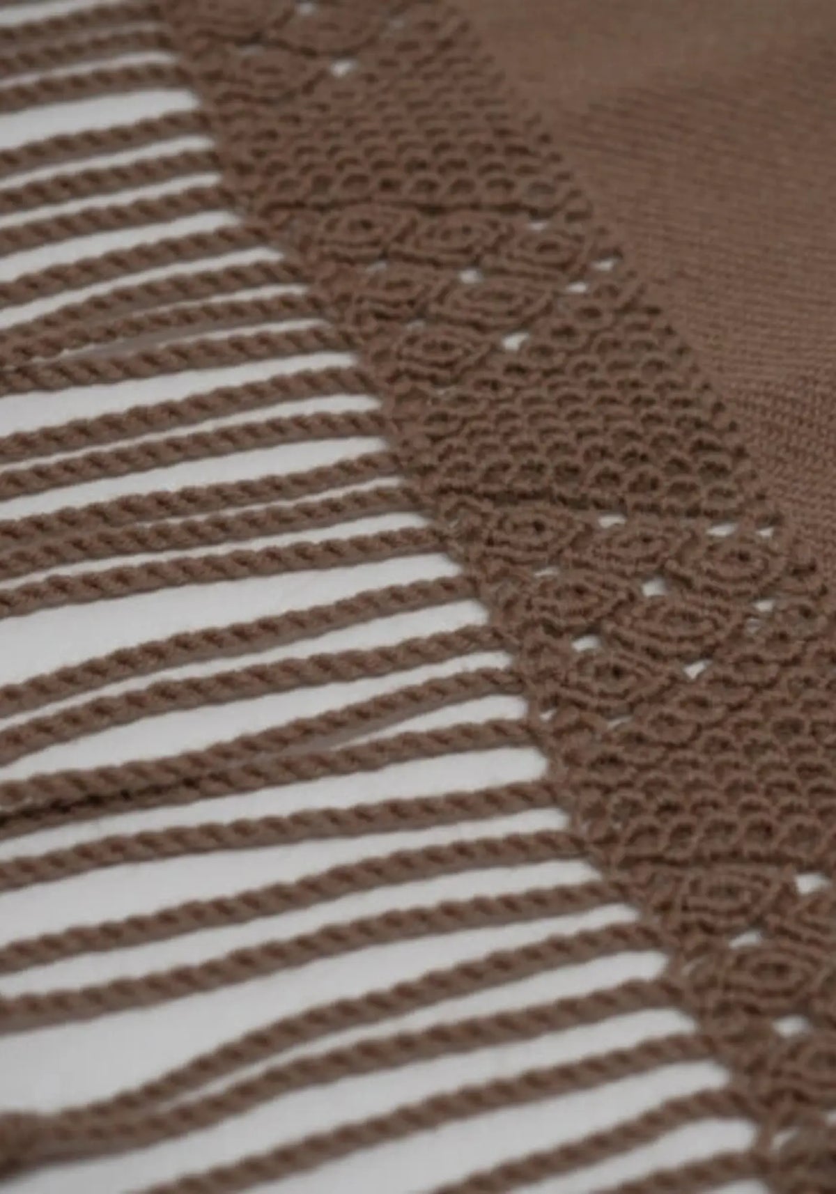 Le plaid ida 90 x 200 cm macramé alpaga caramel de chez Bed and Philosophy