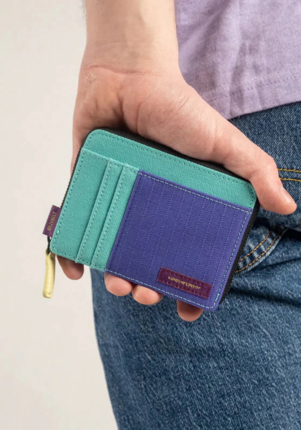 L'homme porte le portefeuille multico de chez Billy Belt