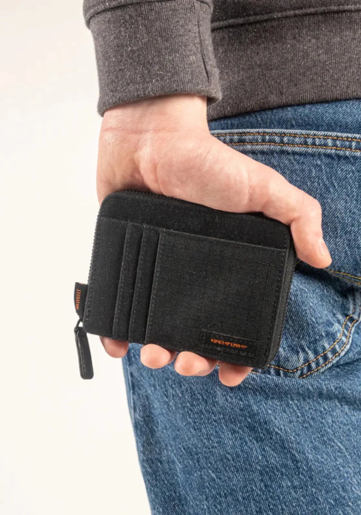 L'homme porte le portefeuille noir de chez Billy Belt