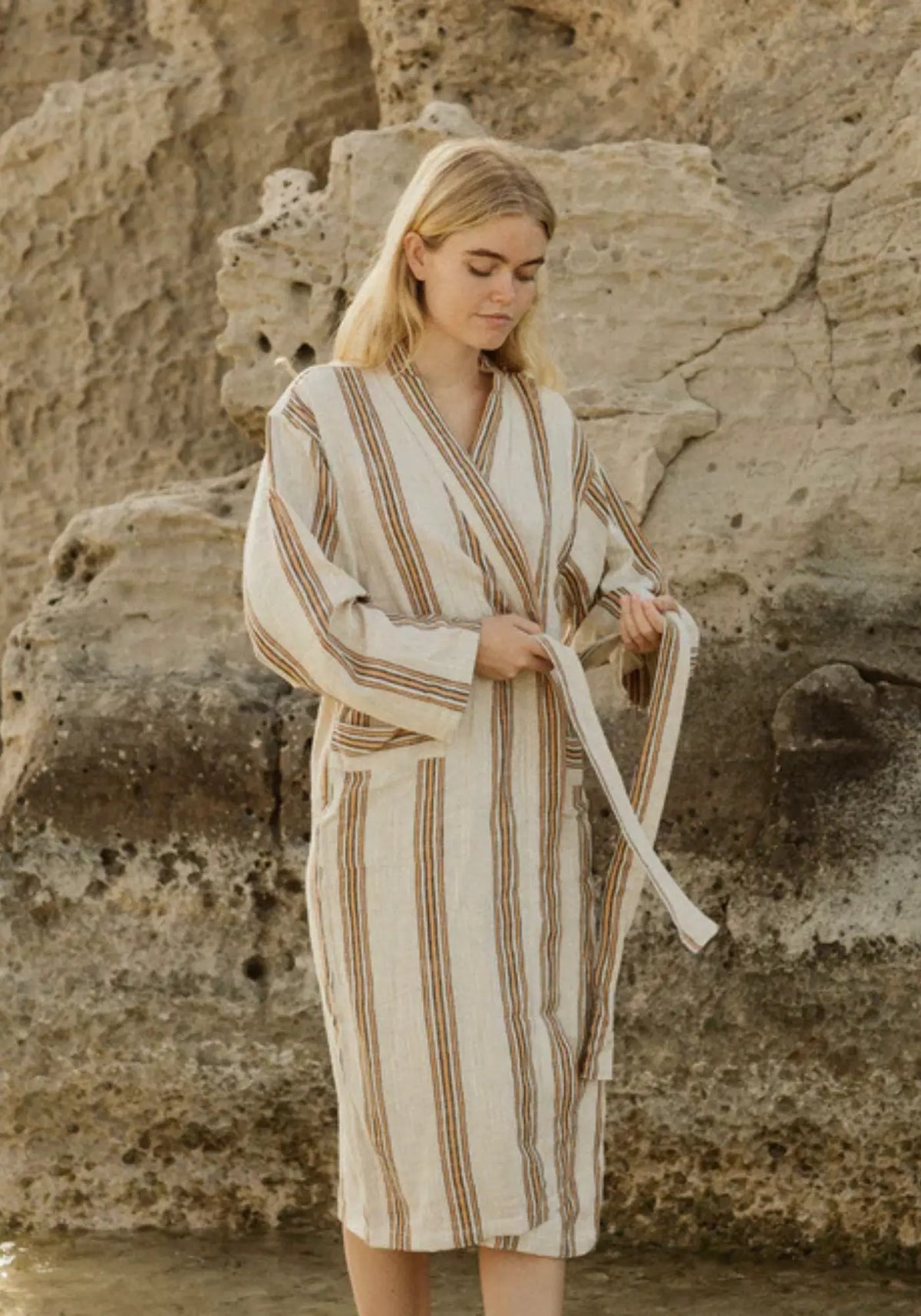 La femme porte la robe apricot de chez Mizar and Alcor 