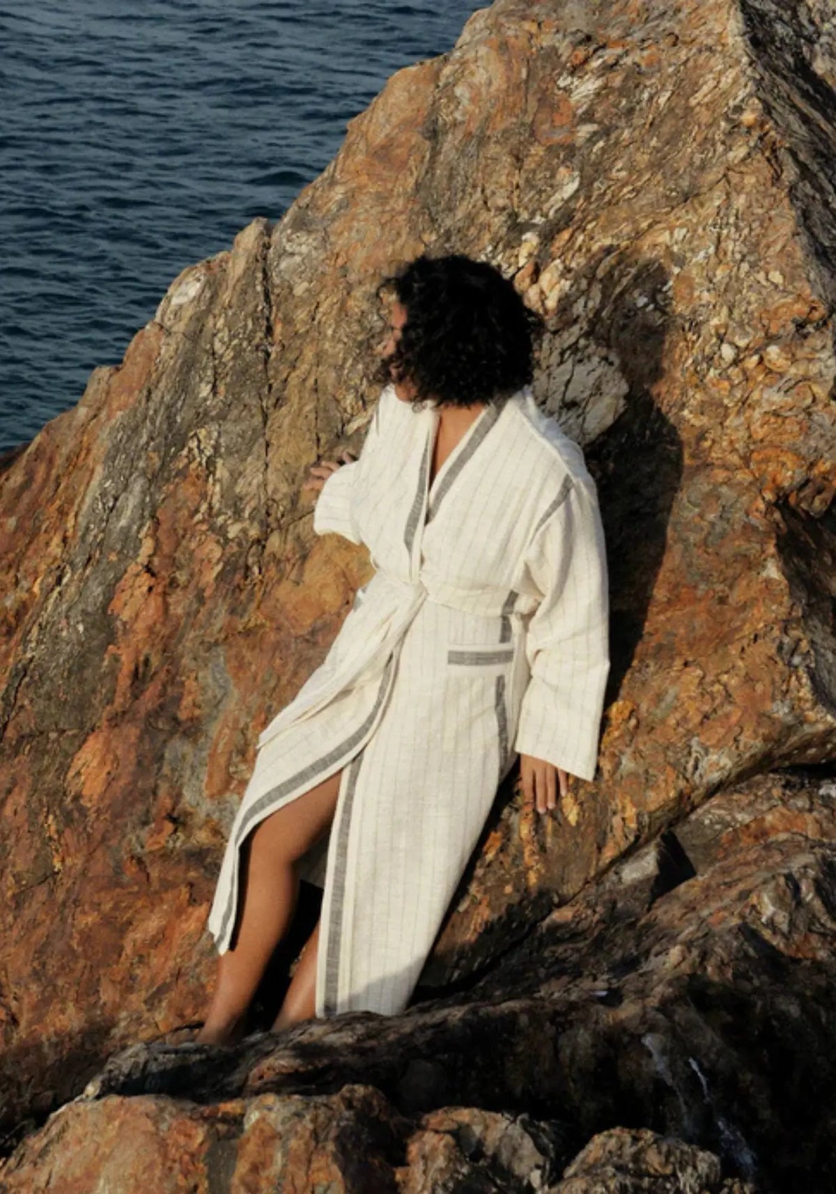 La femme porte la robe bahia black de chez Mizar and Alcor 