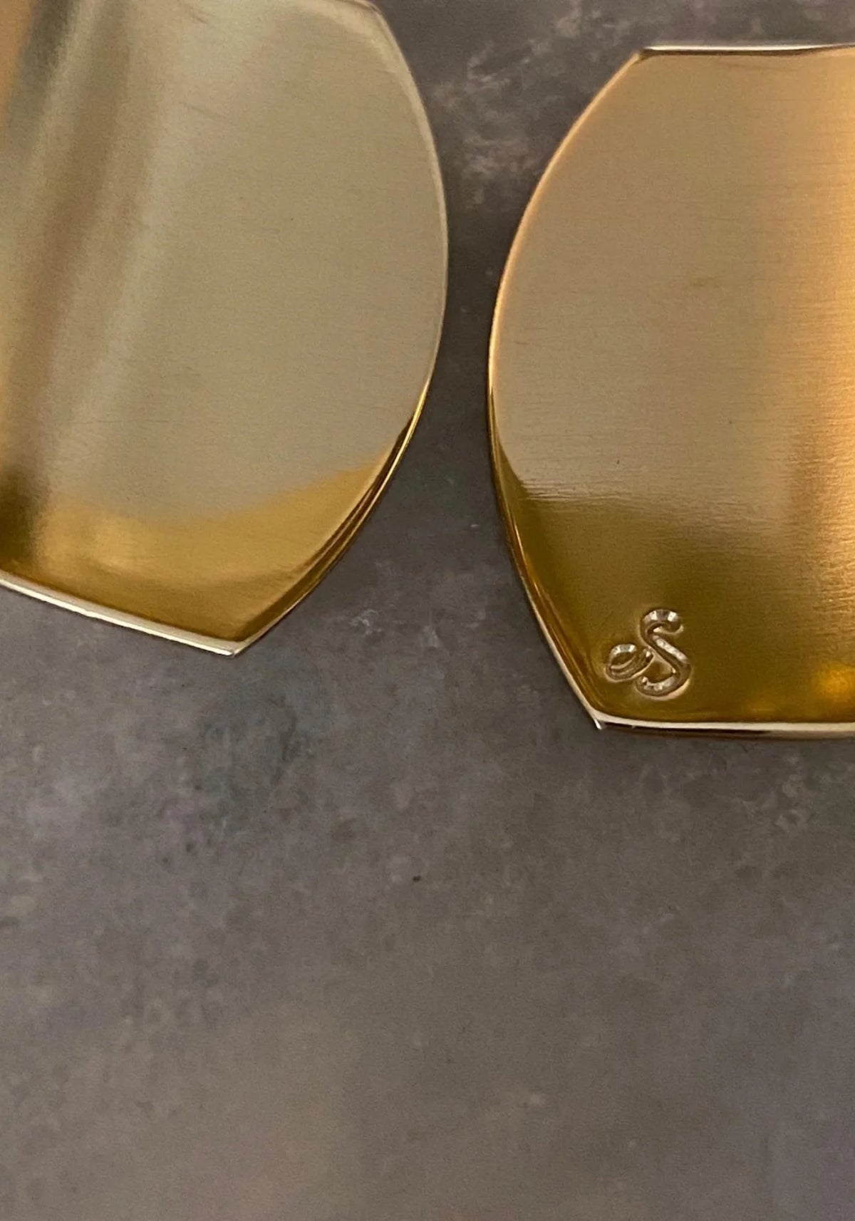 Zoom sur la gravure de la marque Un chat dans ma botte sur le rond de serviette Maman