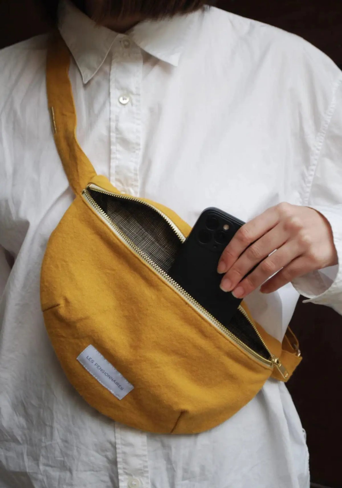 Le sac banane jaune safran de chez Les Pensionnaires