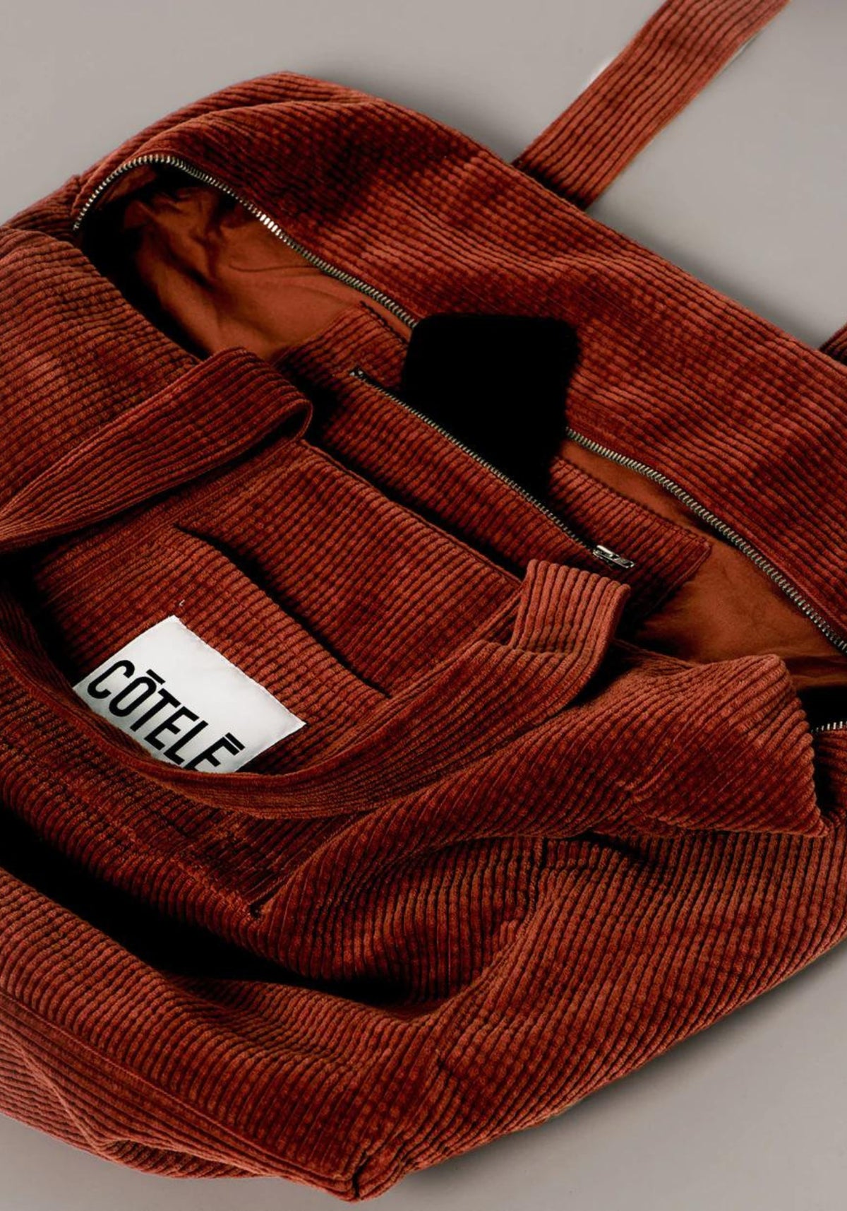 Le sac en velours week-end Bonny rouille de chez Côtelé Paris
