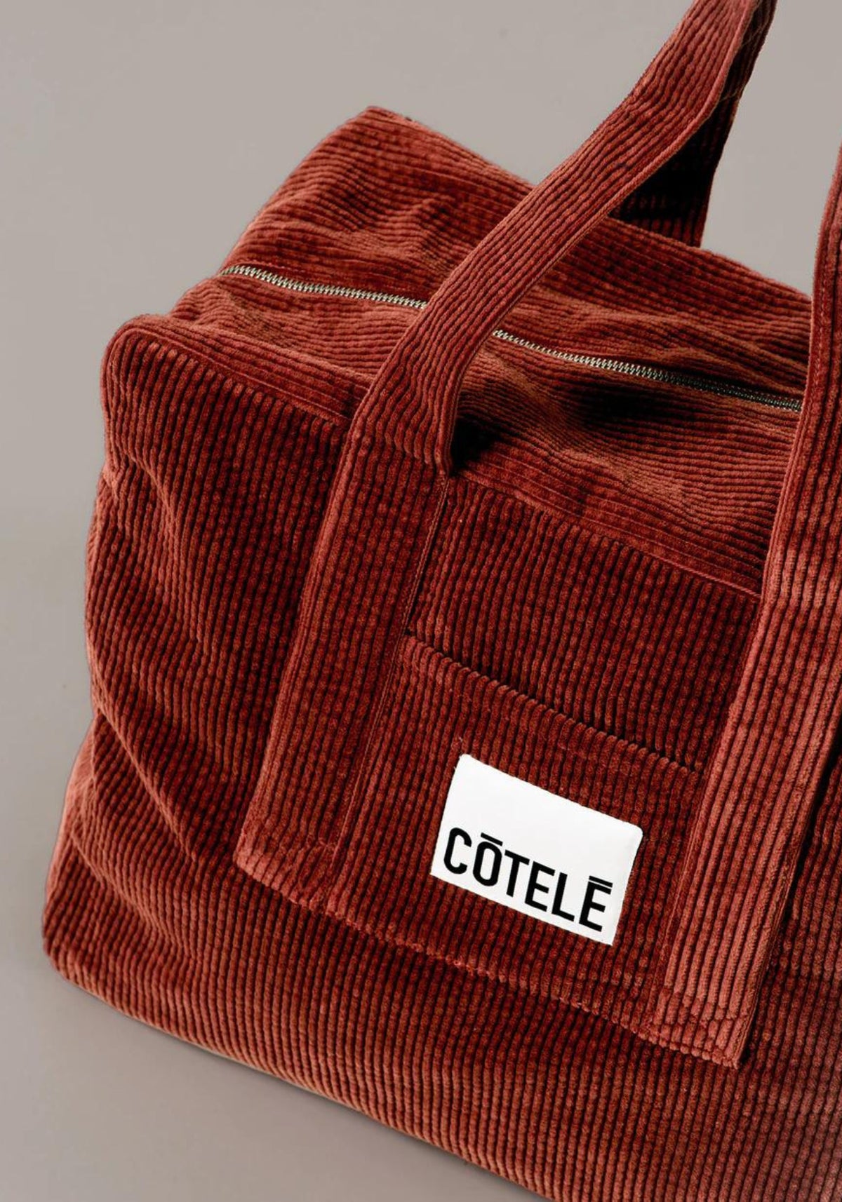 Le sac en velours week-end Bonny rouille de chez Côtelé Paris