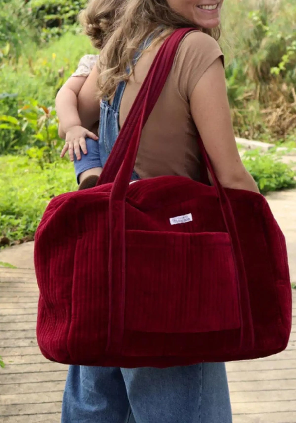 Le sac week-end ou à langer lola velours lie de vin de chez Maison Horizon 