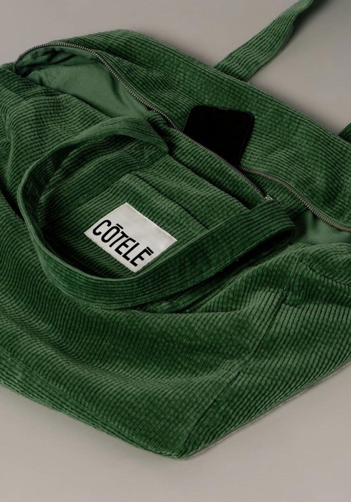 Sac week-end à plat vert en velours de chez Côtelé Paris