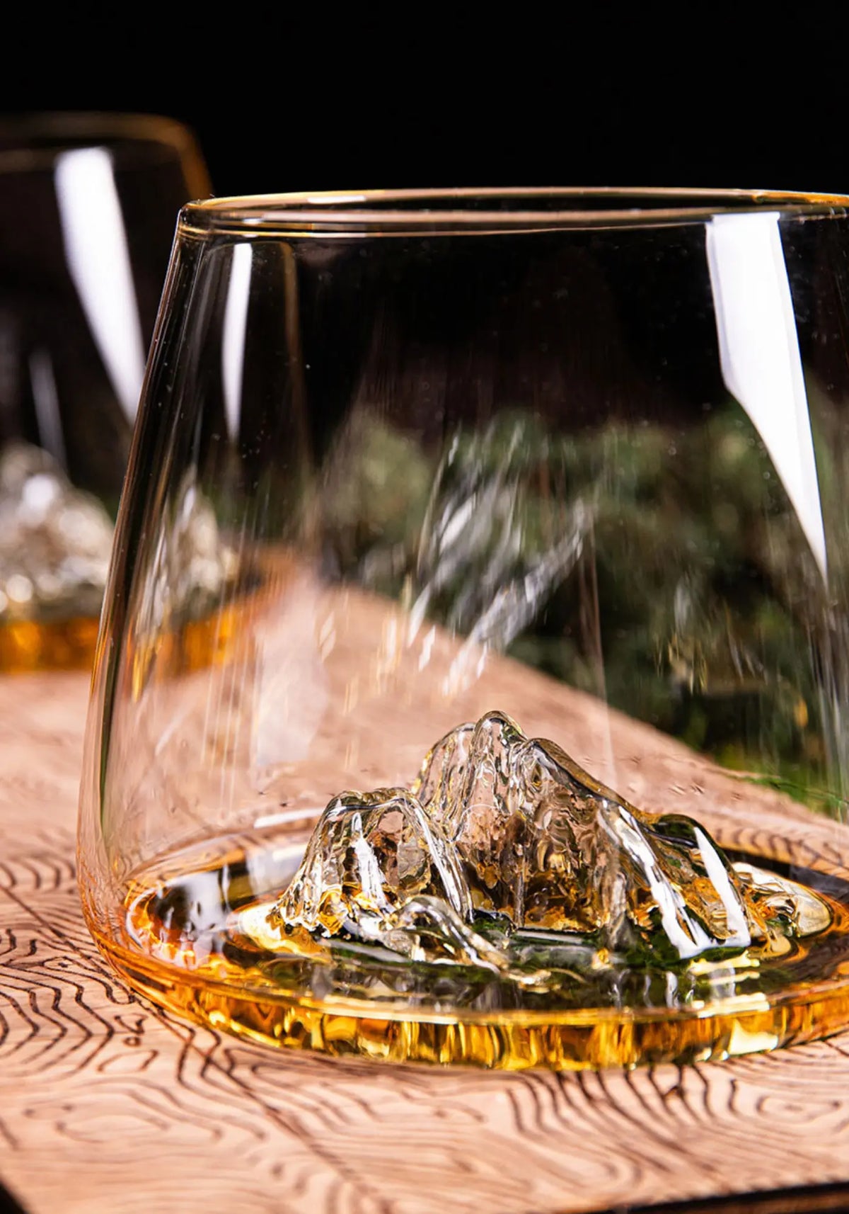 Zoom sur le set de 2 verres à whisky taillés topographic tre cime di lavaredo & monte rosa de chez Alaskan Maker 