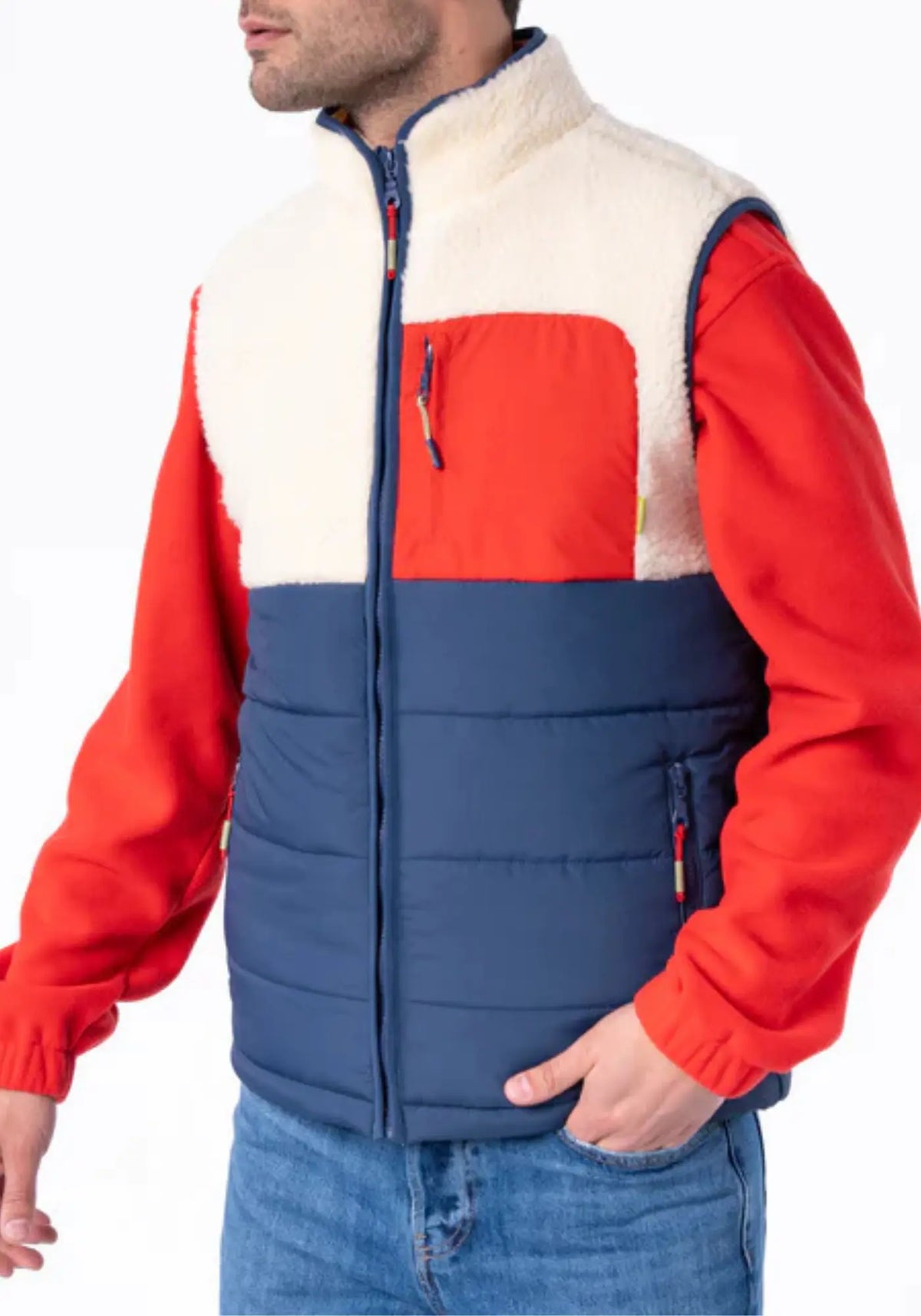 L'homme porte la sherpa mixte zippée sans manches ivoire et marine de chez Billybelt