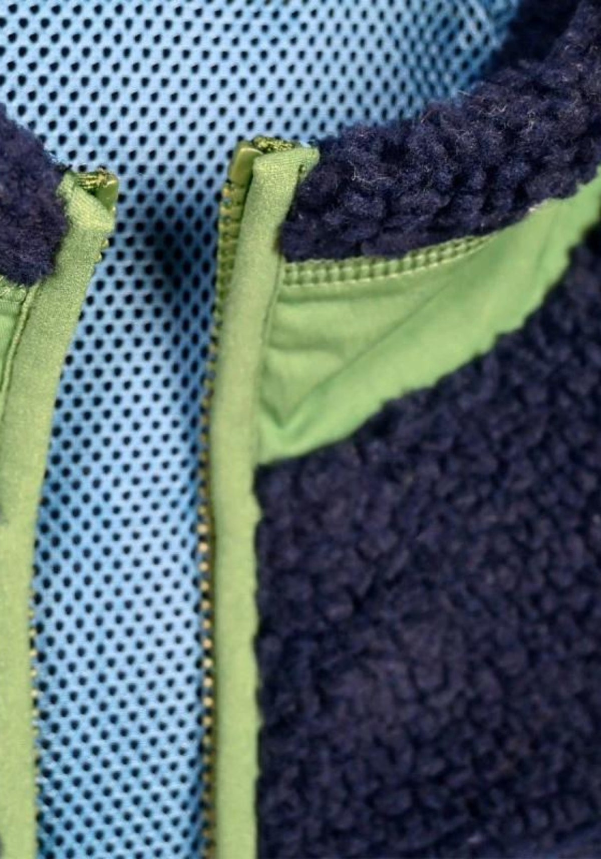 Zoom sur le haut de la Sherpa mixte zippée bleu marine de chez Billybelt