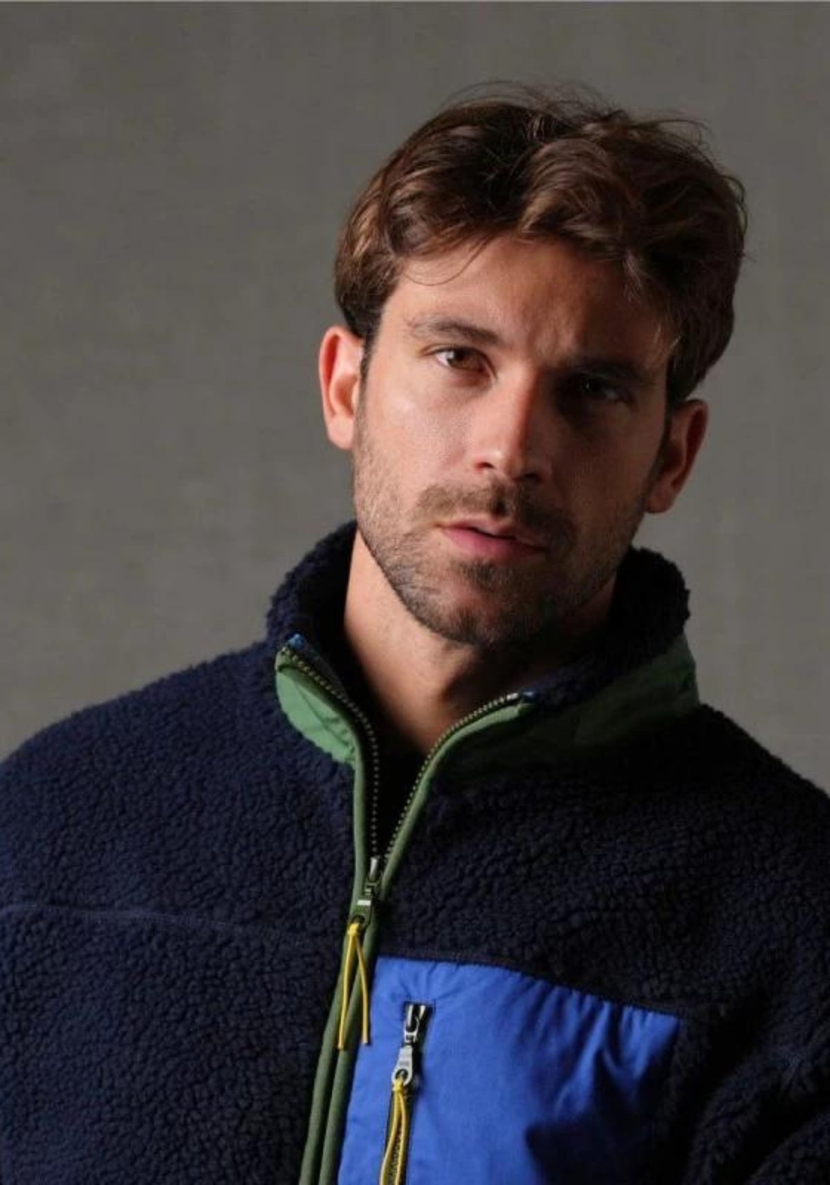 L'homme porte la Sherpa mixte zippée bleu marine de chez Billybelt