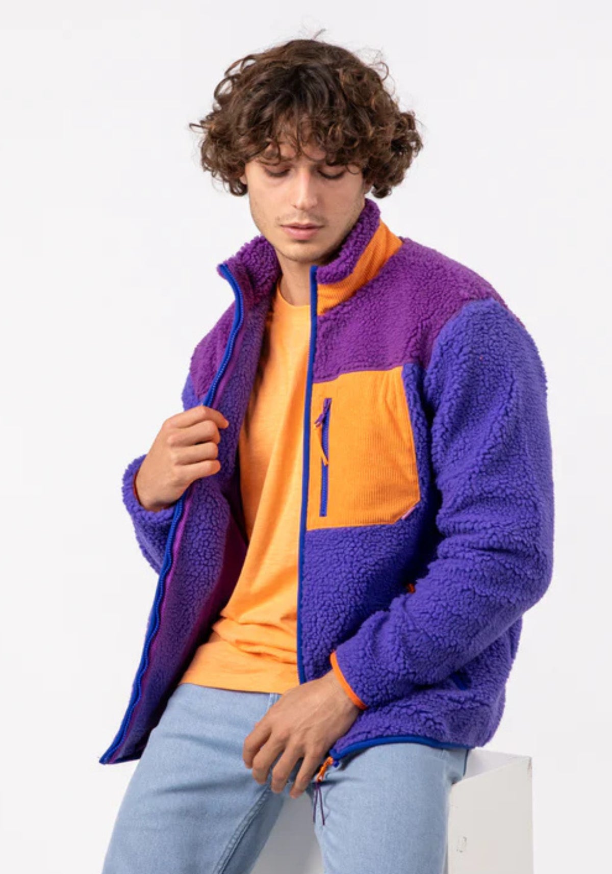 L'homme porte la sherpa mixte zippée bubblegum de chez Billy Belt