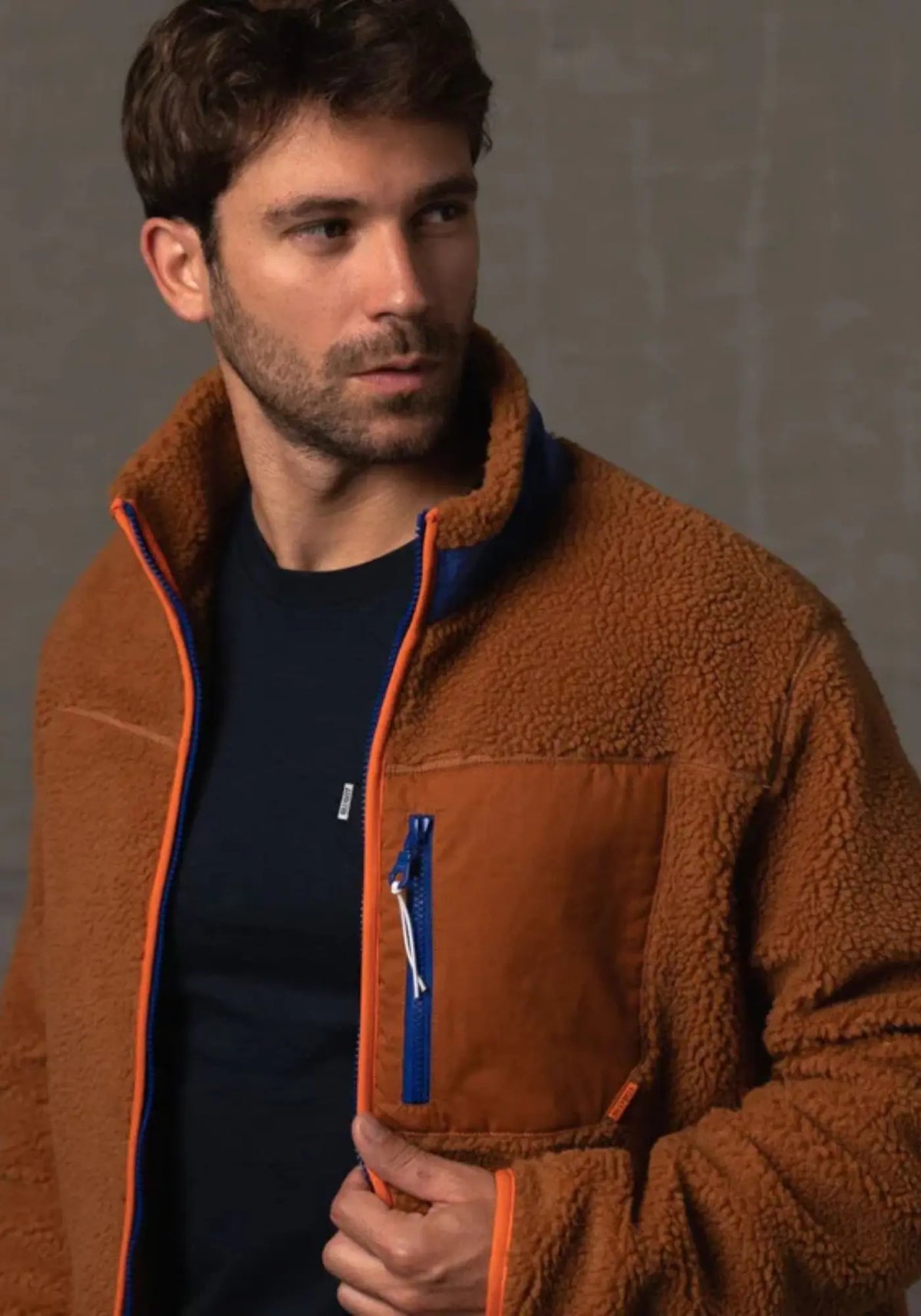 L'homme porte la sherpa mixte zippée camel de chez Billy Belt