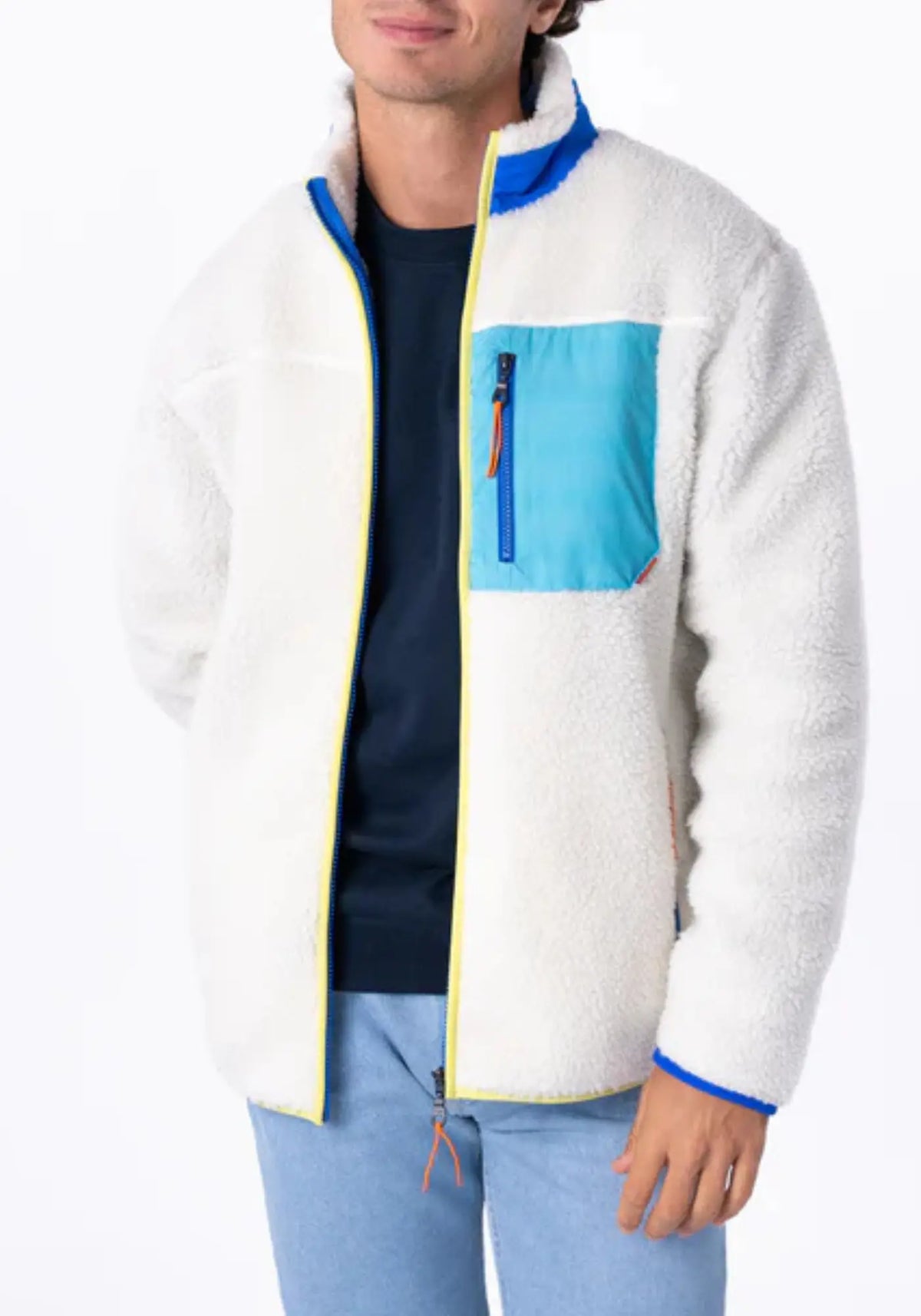 L'homme porte la sherpa mixte zippée ivoire et bleu de chez Billybelt