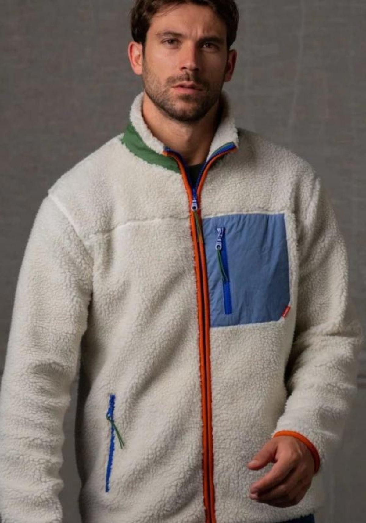 L'homme porte la Sherpa mixte zippée ivoire de chez Billybelt